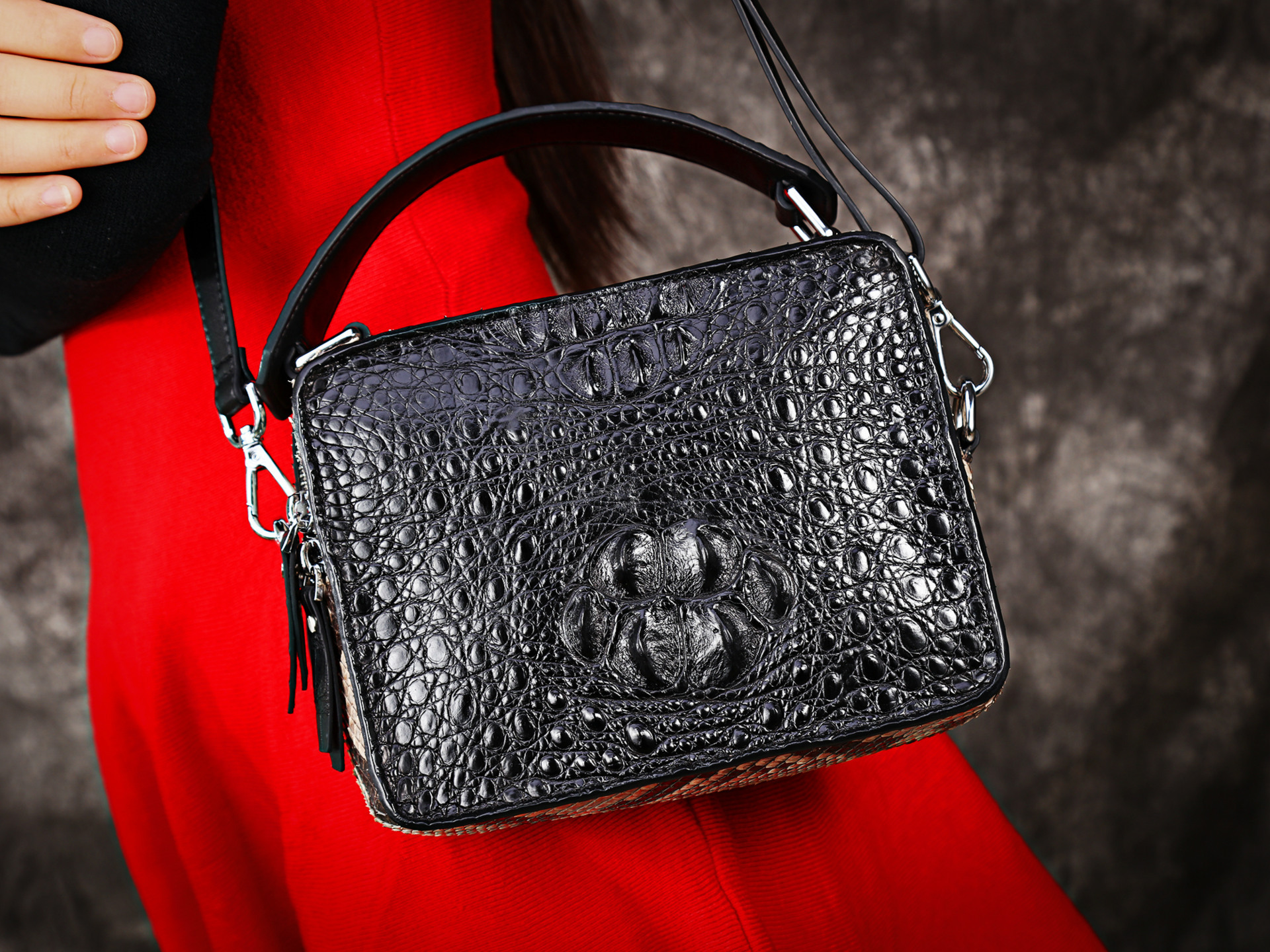 鳄鱼皮包包女式真皮手拎单肩斜挎精致实用多功能方块豆腐包邮差包