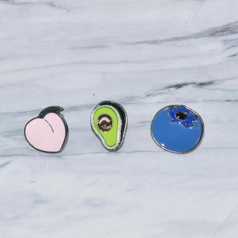 wish热卖 卡通胸针 动物桃子蓝莓耳朵衣饰挂件别针 厂家直销