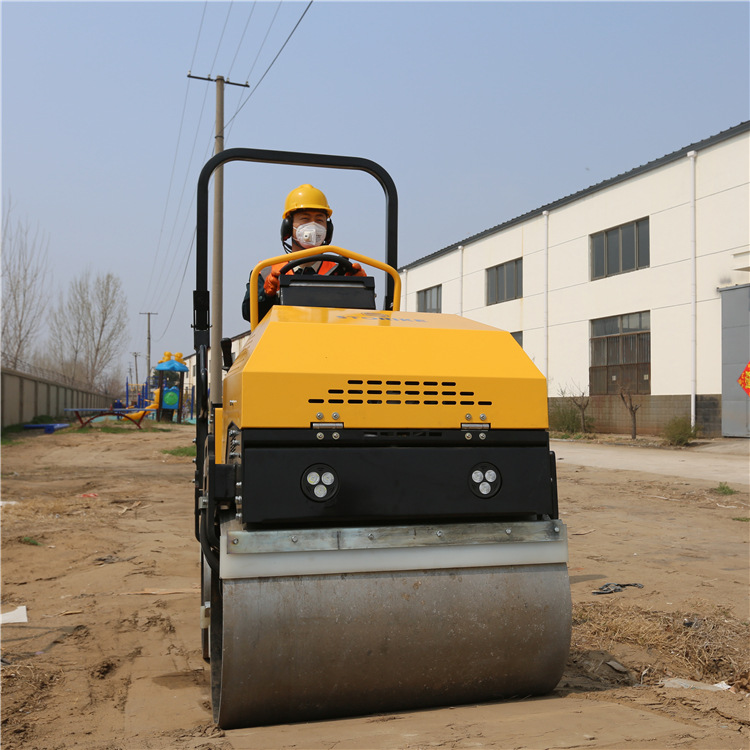 一看是进口全液压2吨压路机轮宽1米振动碾轧道机双驱双振压实好用款