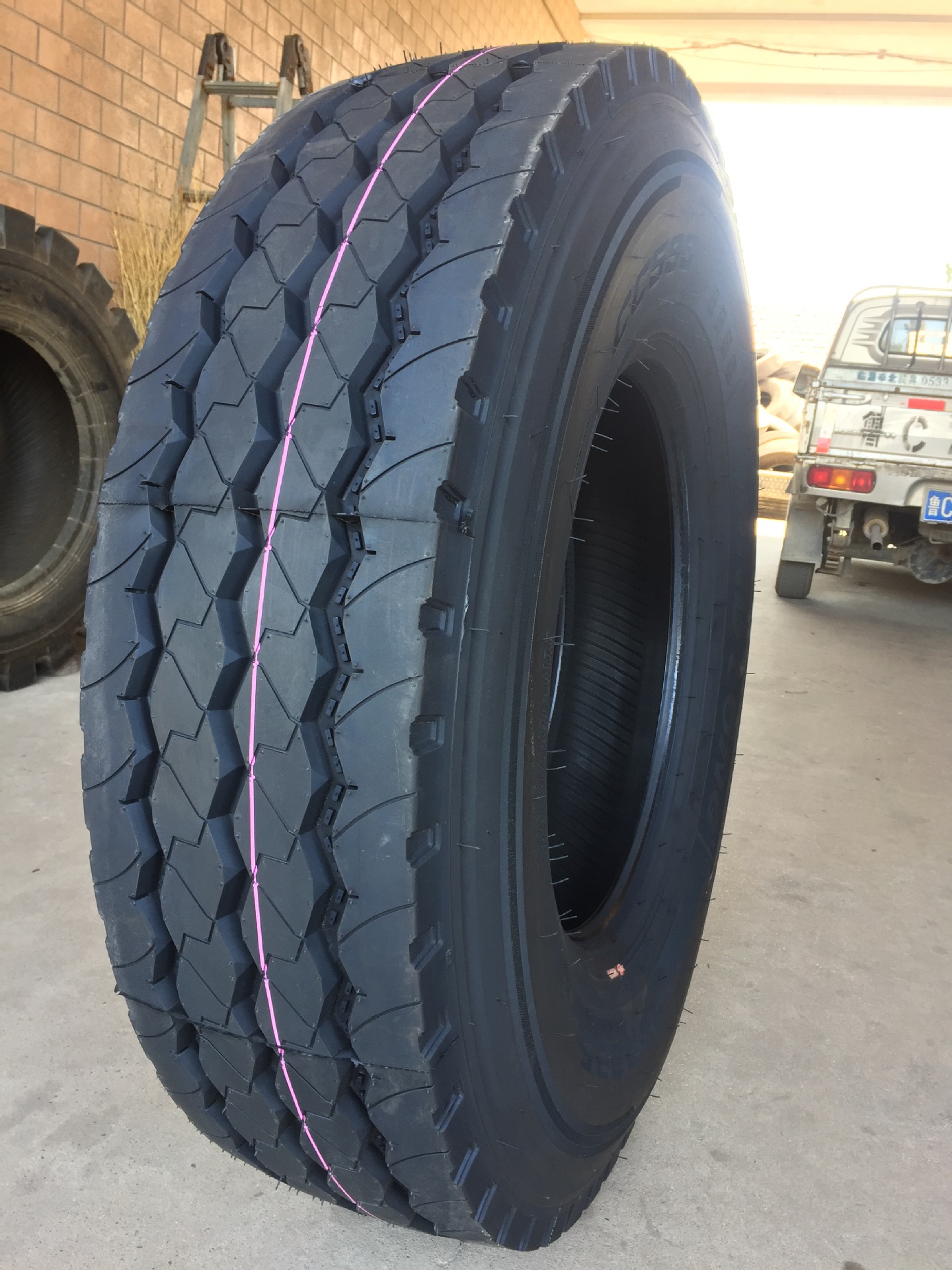 半挂轮胎 新三线13r22.5真空胎 耐磨 12r22.5正品 低价大量处理