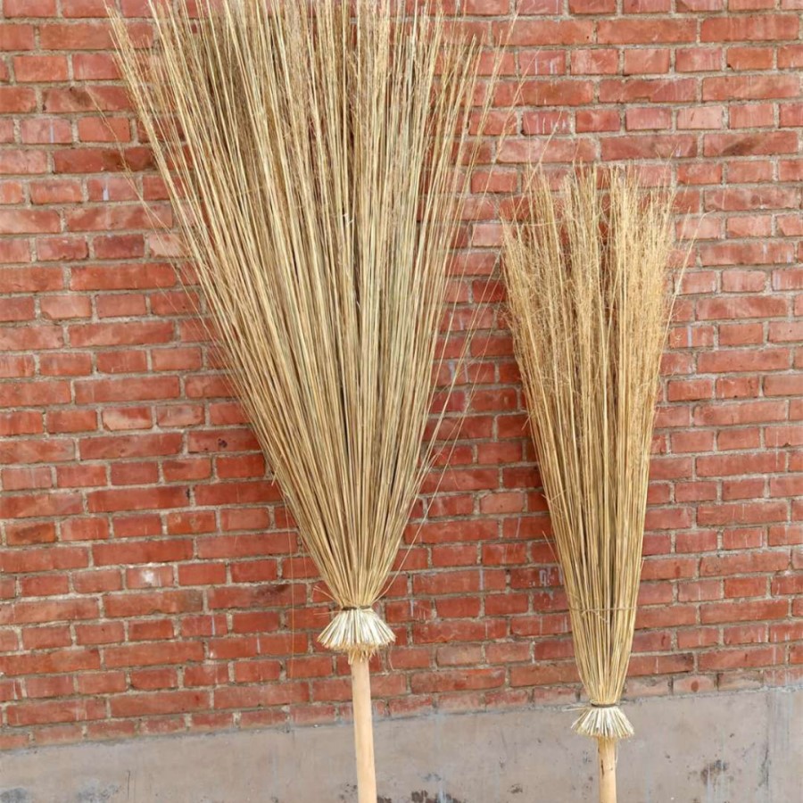 芨芨草扫把耐用,清扫效果好,尤其是加厚型的可以轻松清扫建筑垃圾较多