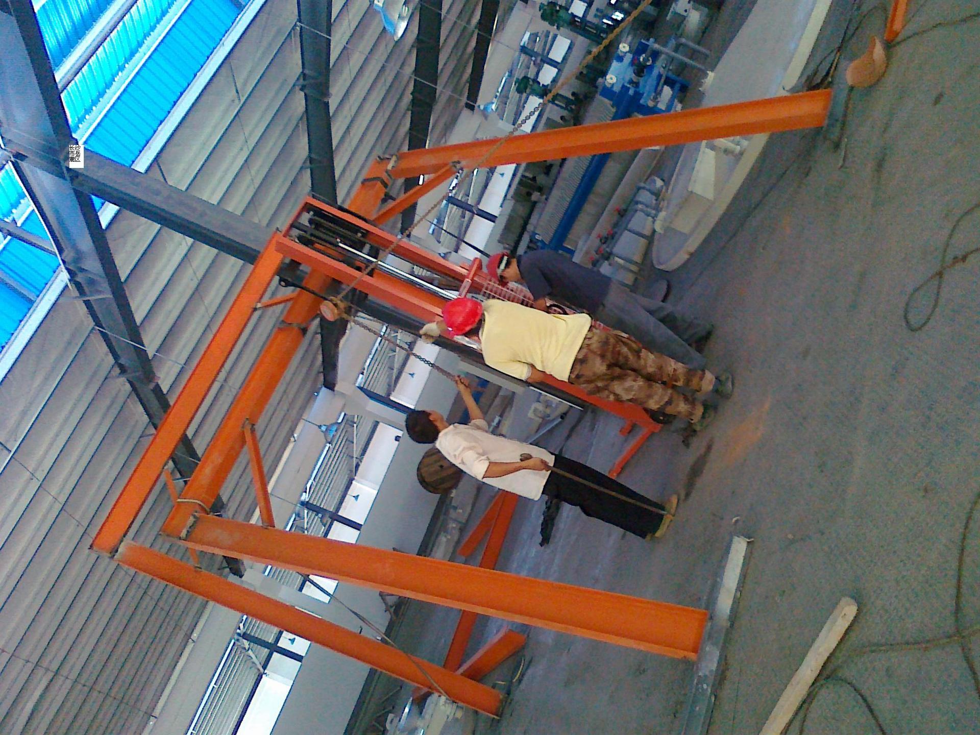 门架式行吊安装|安装钢结构厂房的葫芦行吊|框架行吊安装现场图