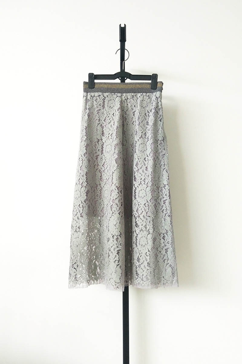 经典的松紧腰蕾丝小伞裙 腰部非常独特的小亮线设计 百搭款不挑人