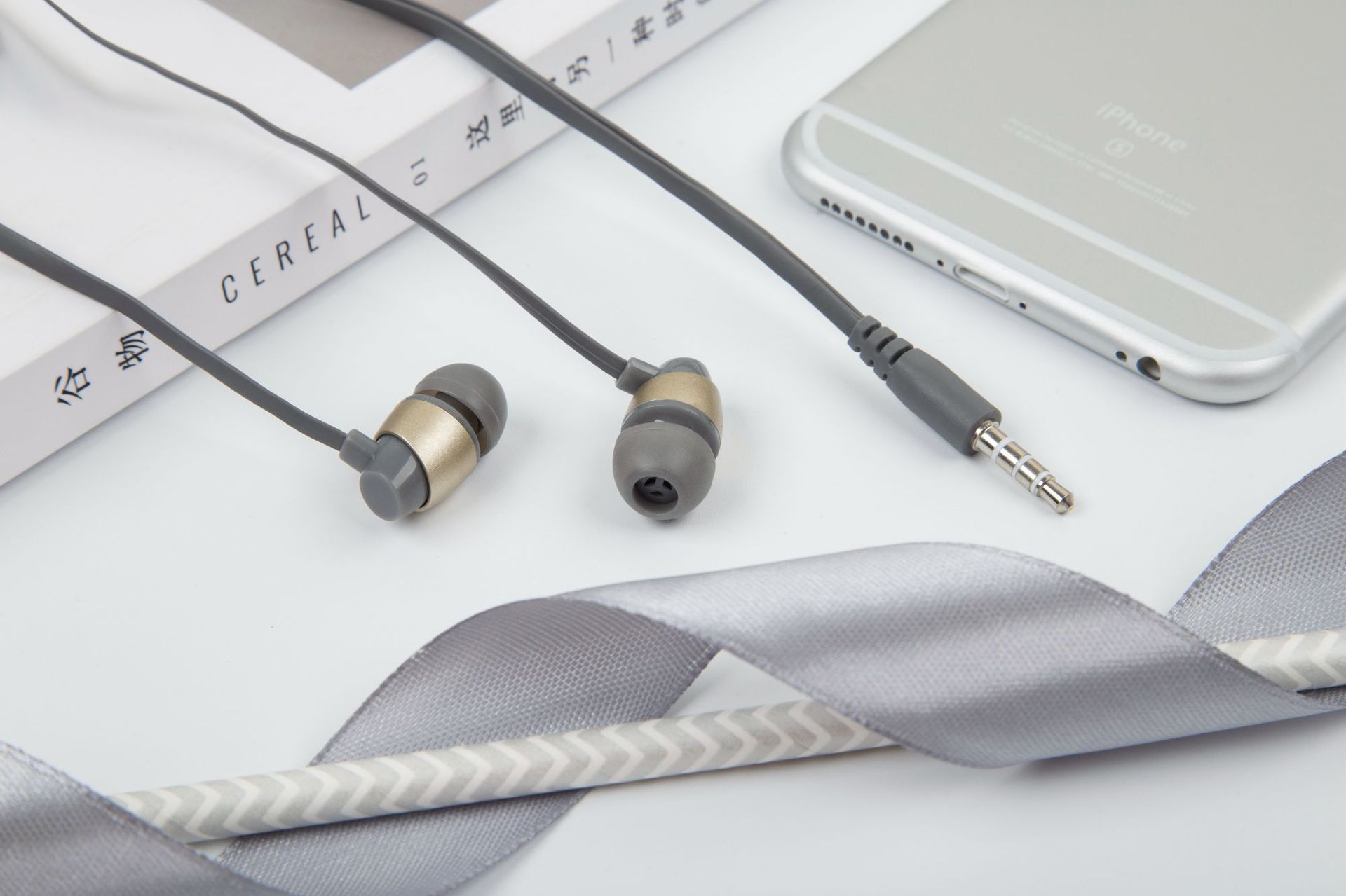 earsir 带麦克风入耳式手机耳机 e-56