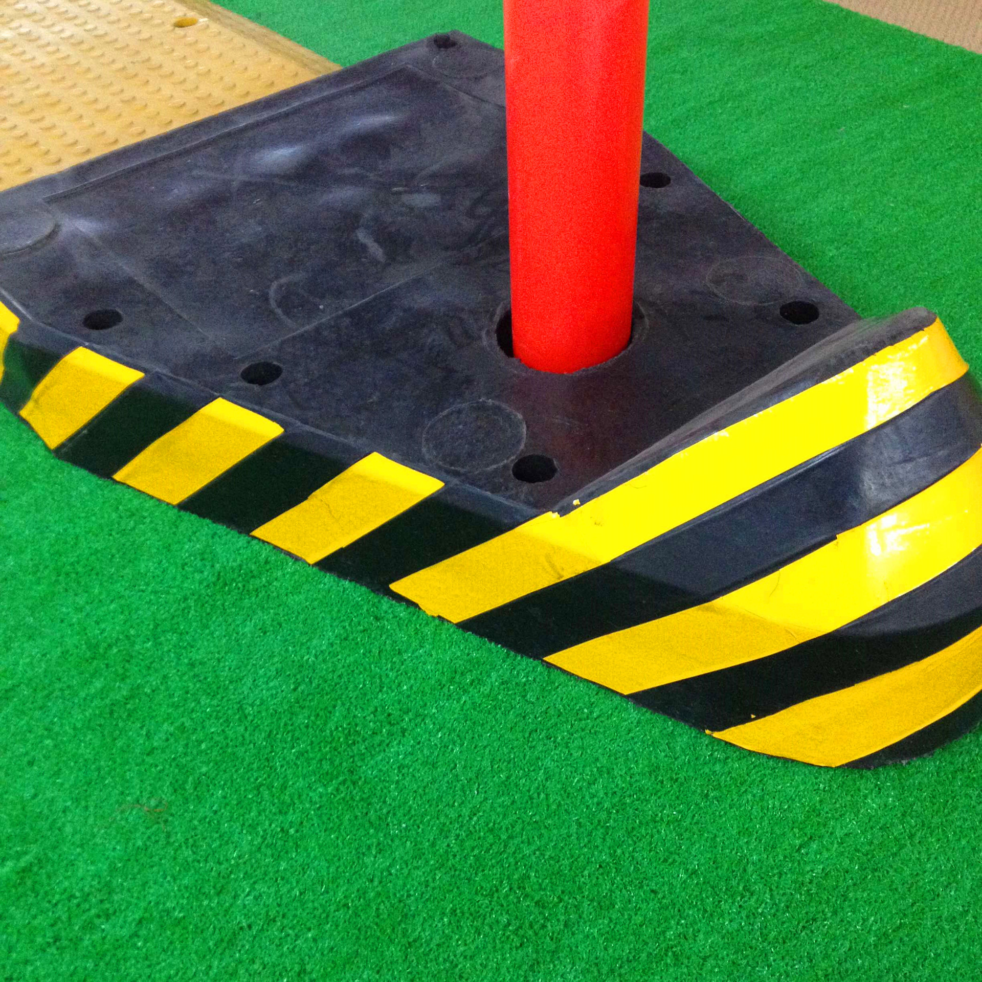 三门宏桥专业厂家特价防撞安全岛优质橡胶斑马专用橡塑避让