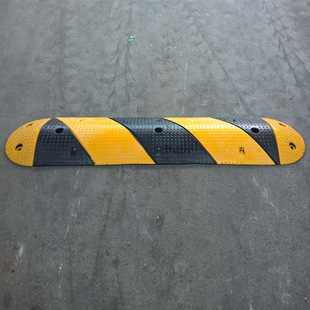 橡胶减速带 斜纹减速带1000x300x50mm 道路减速带 交通设施厂家