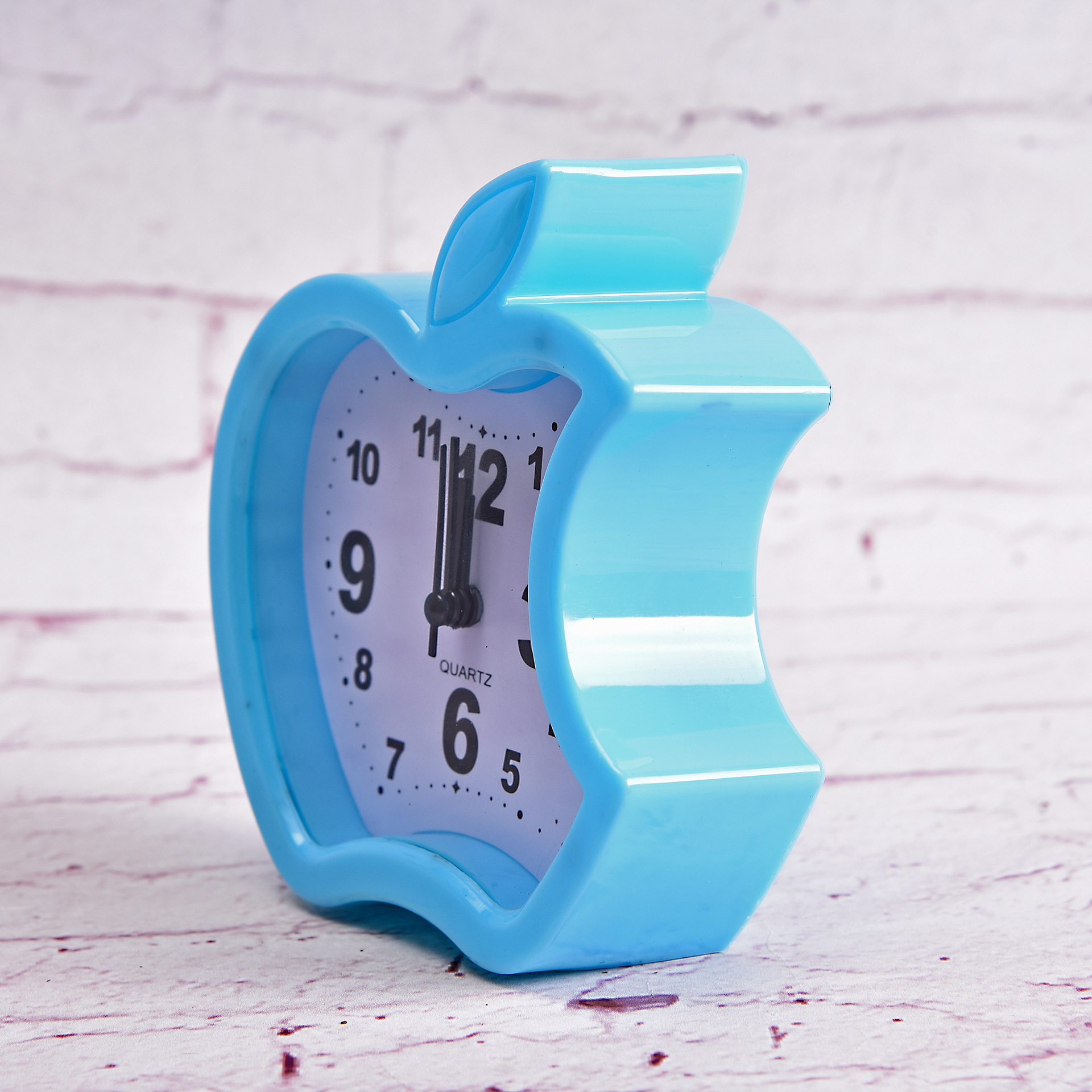 塑料苹果型闹钟,尺寸12.5*12cm,一件100pcs.