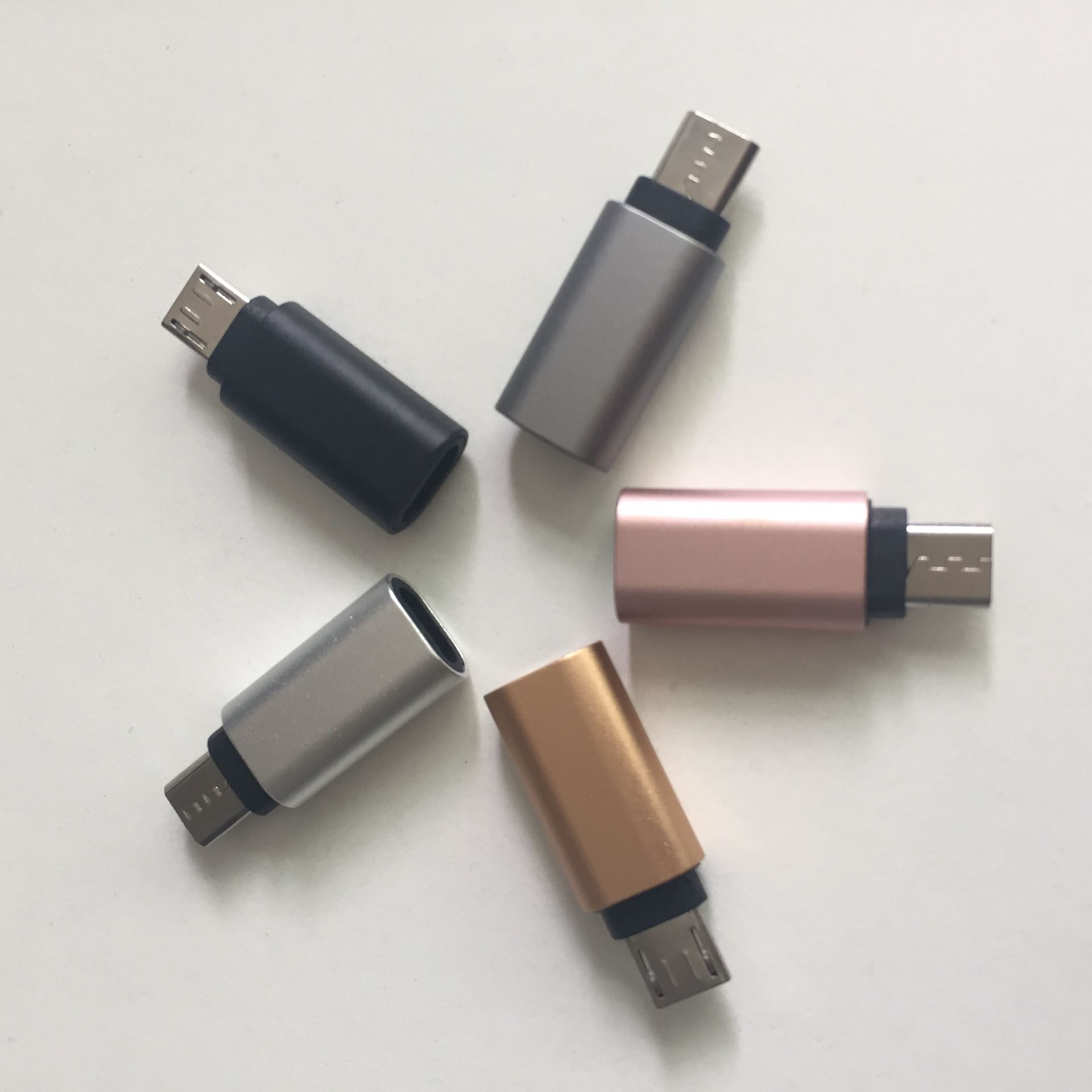 铝合金外壳,环保编织线材 接口有安卓,苹果,乐视可选   最大电流:2a