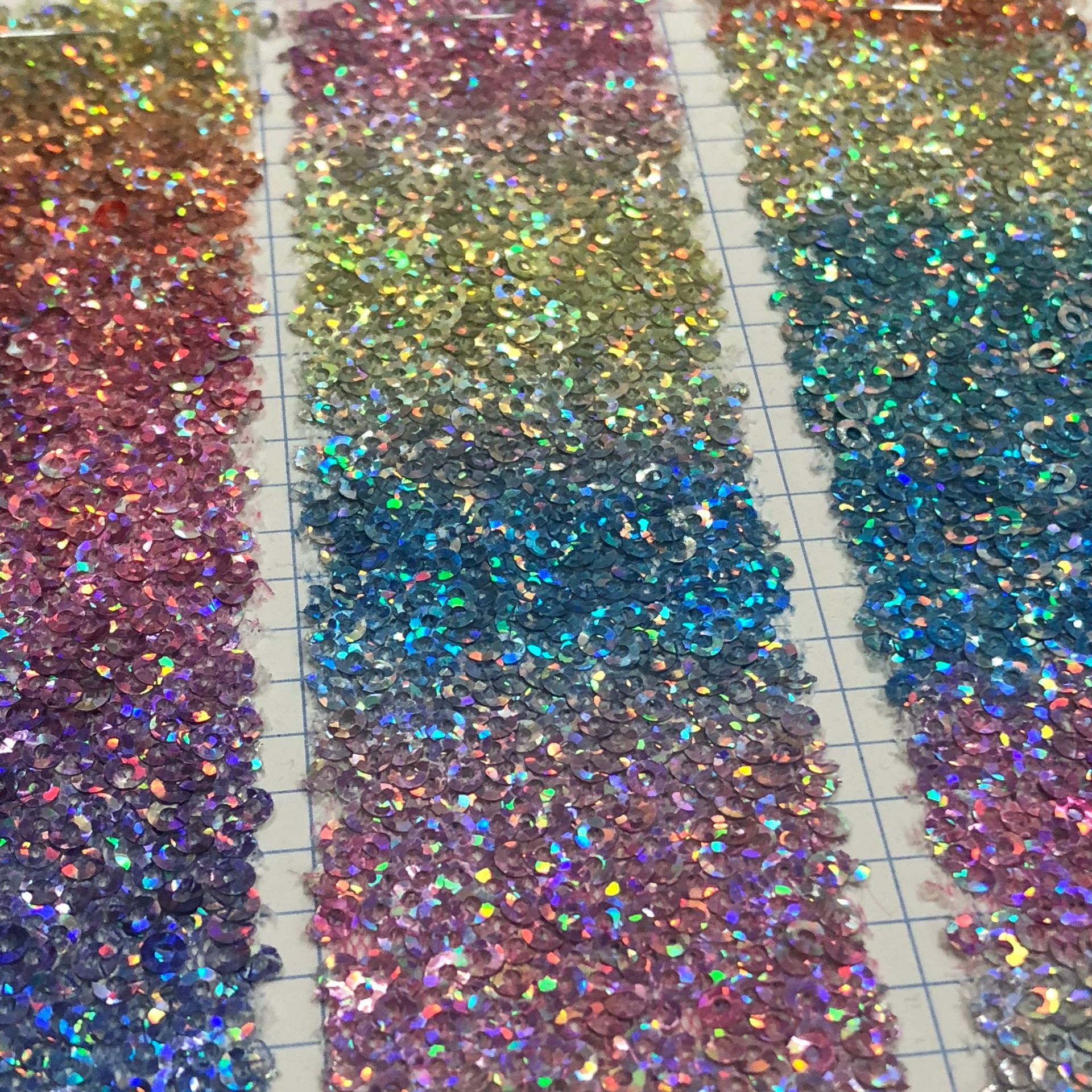 现货3mm七彩亮片绣花布不规则渐变幻彩珠片布彩虹色珠片面料