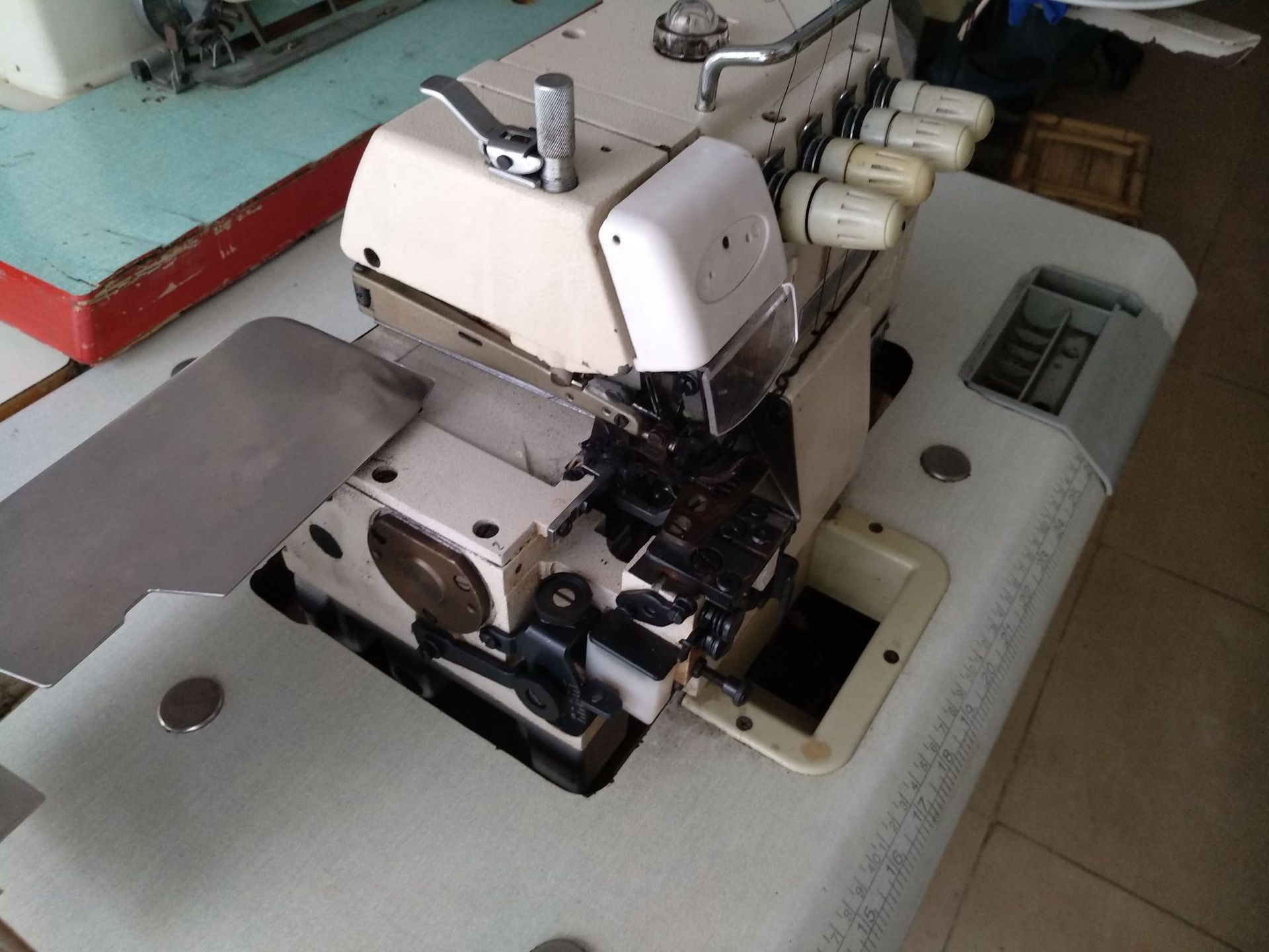 标准牌四线锁边机typical包缝机二手工业缝纫机服装箱包拷边车