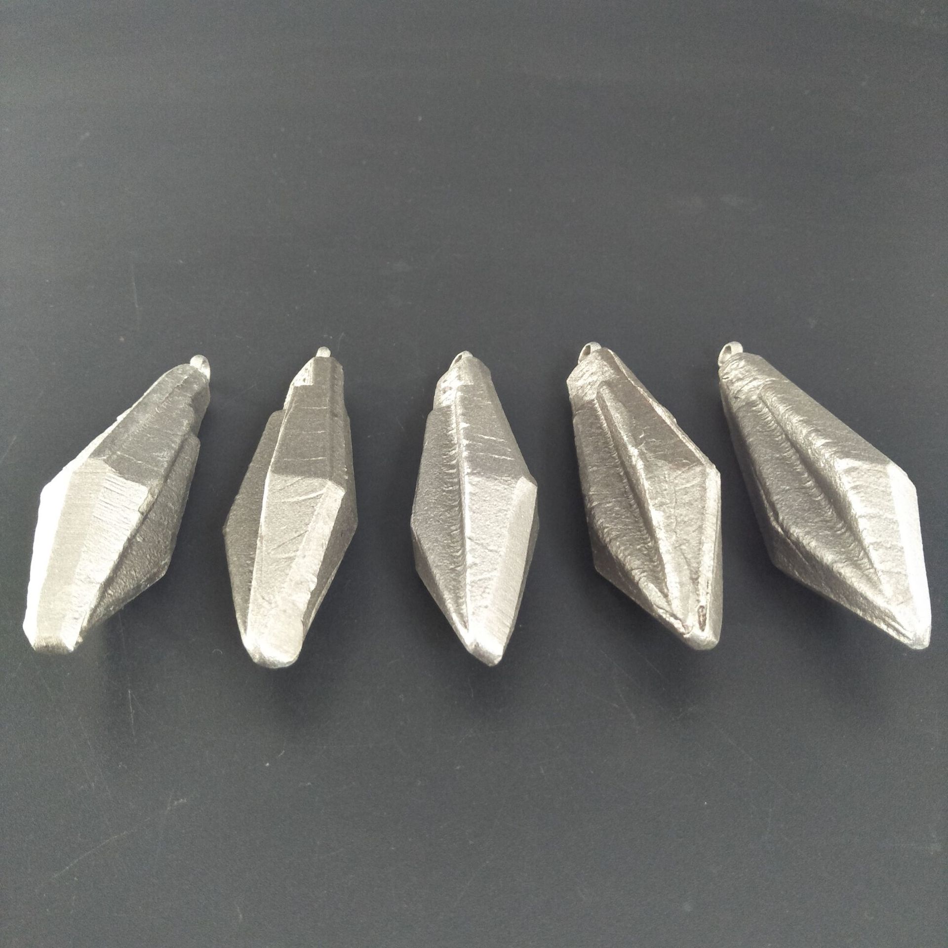 包邮锻打海钓铁坠125克飞镖形铁坨抛竿船钓鱼配件熟铁坠带鼻鱼坠