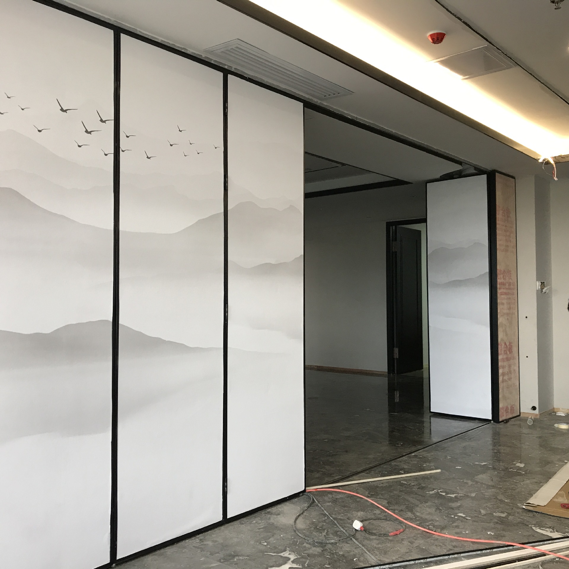 厂家直销酒店包间电动隔断折叠移动屏风办公室会议室自动隔墙定制