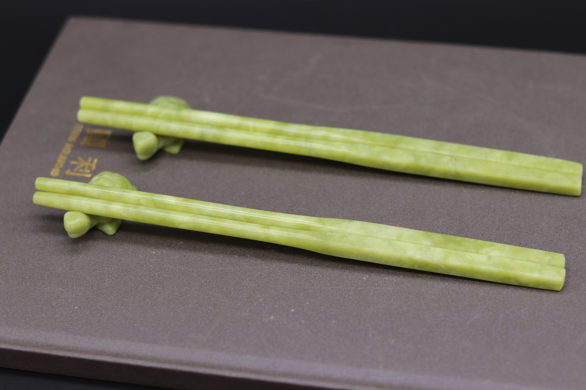 天然南玉石制作筷子两双摆件工艺品含小乌龟座商务婚庆居家礼品