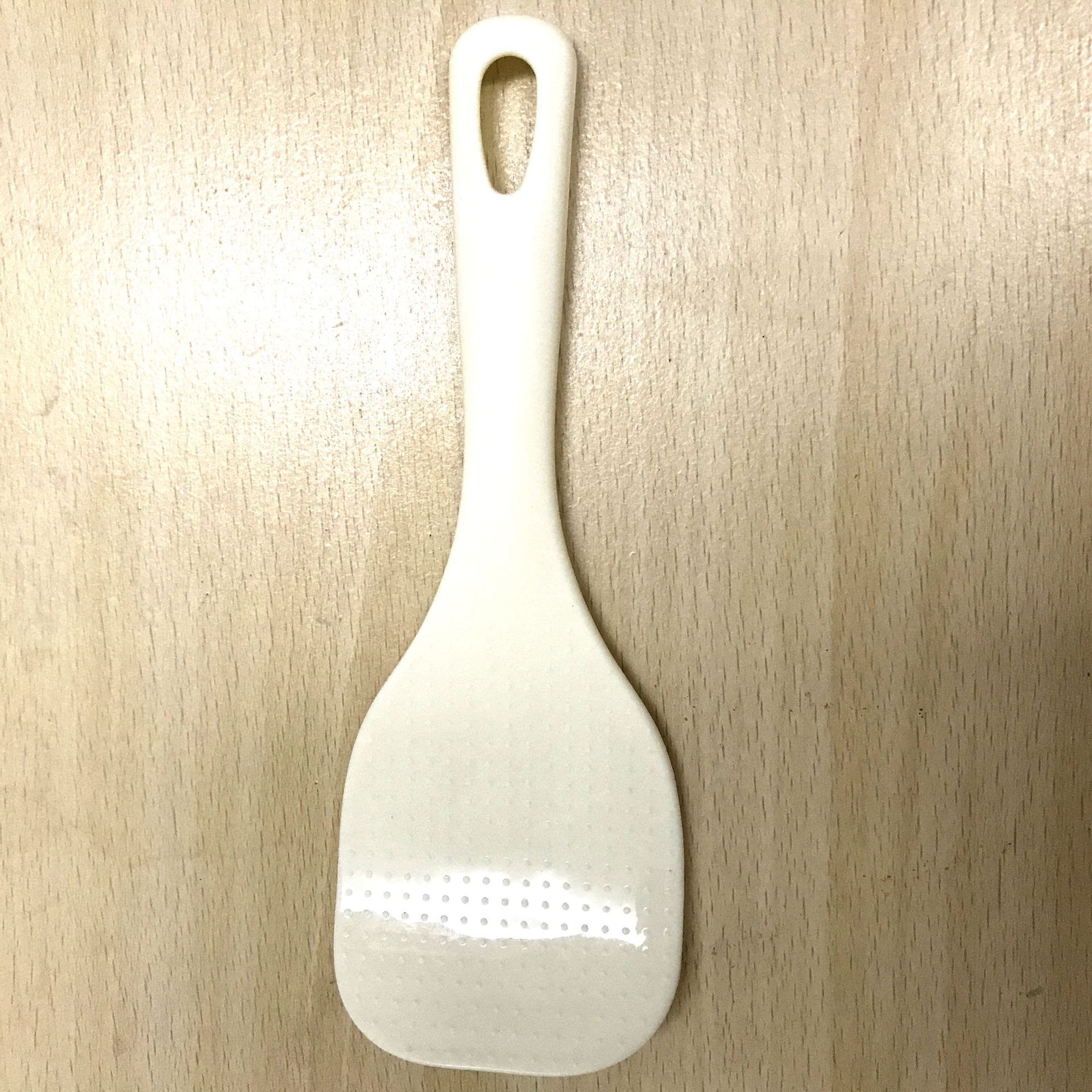 产品:塑料饭勺   材质:pp塑料 包装:一个装一个opp袋   装箱:1200个一