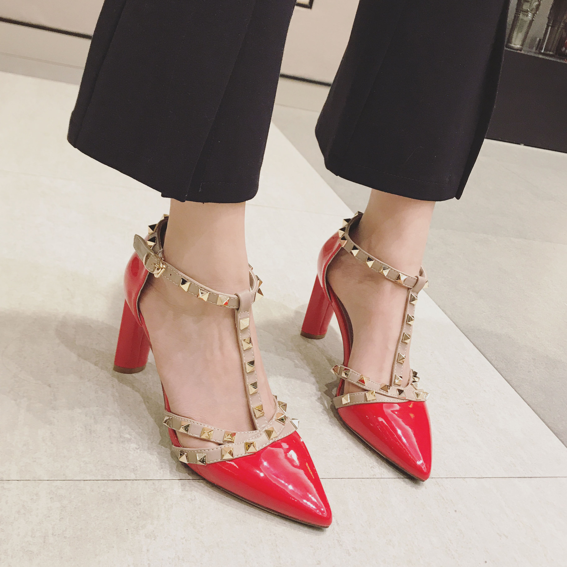 2020新款铆钉高跟鞋女粗跟尖头柳丁一字扣单鞋女包头凉鞋一件代发