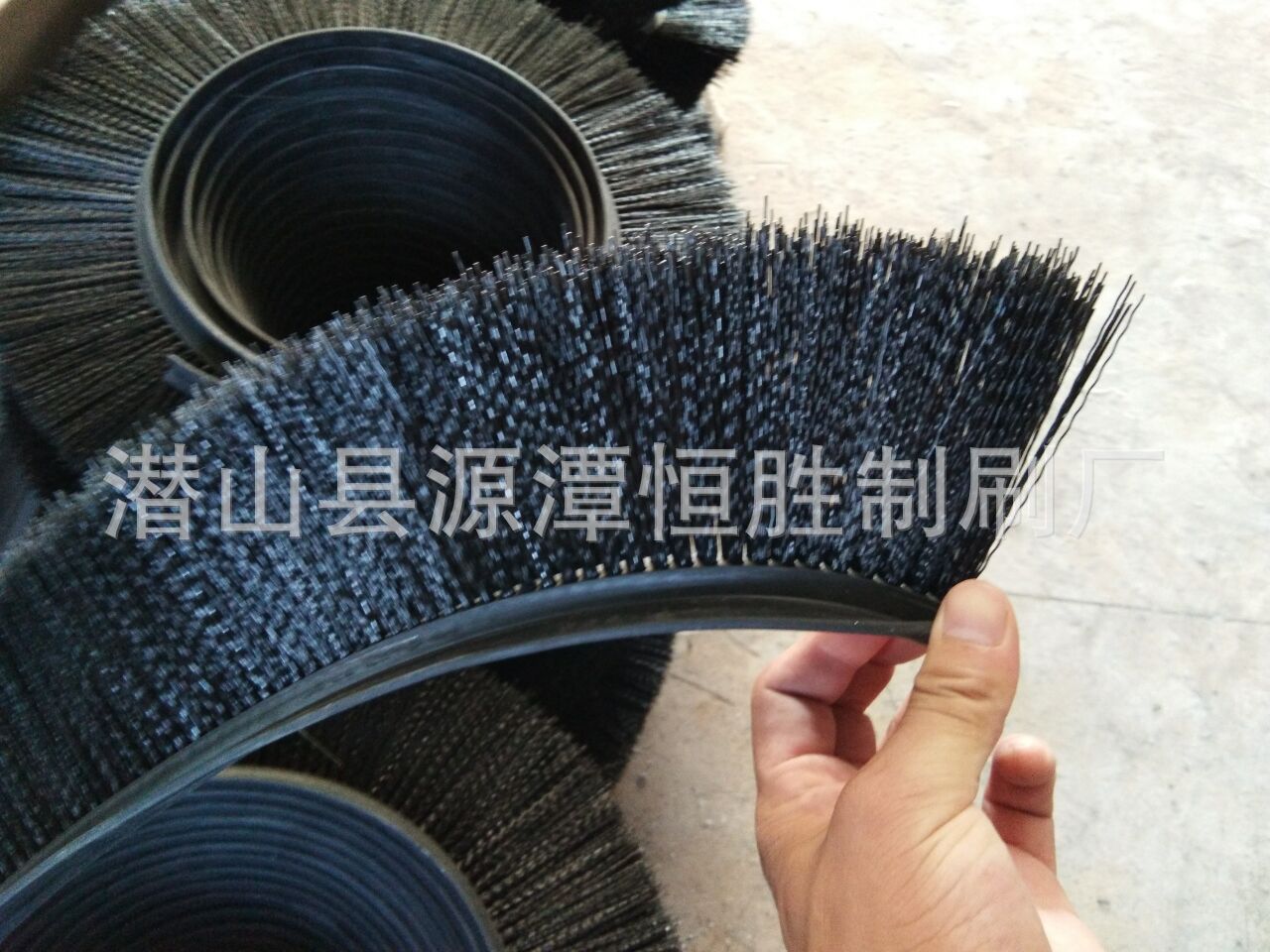 毛刷厂定做挡泥板毛刷橡胶耐磨毛刷软体毛刷弧形密封毛刷条毛扫