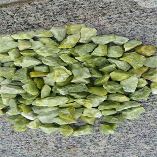 厂家供应绿石子绿色水磨石碎石 绿色卵石胶粘石子丹东绿石子