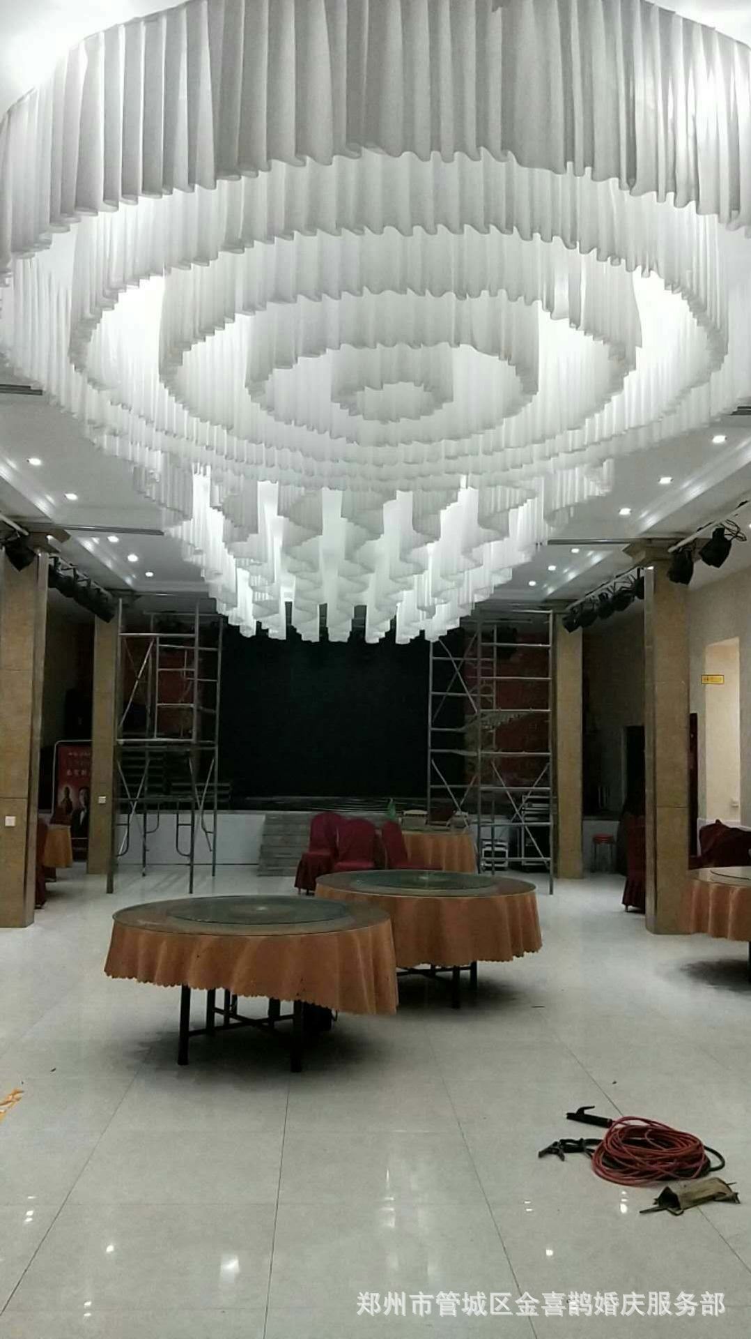 新款婚庆道具s型吊顶纱婚礼顶部装饰s形波浪云顶下垂布纱幔可定制