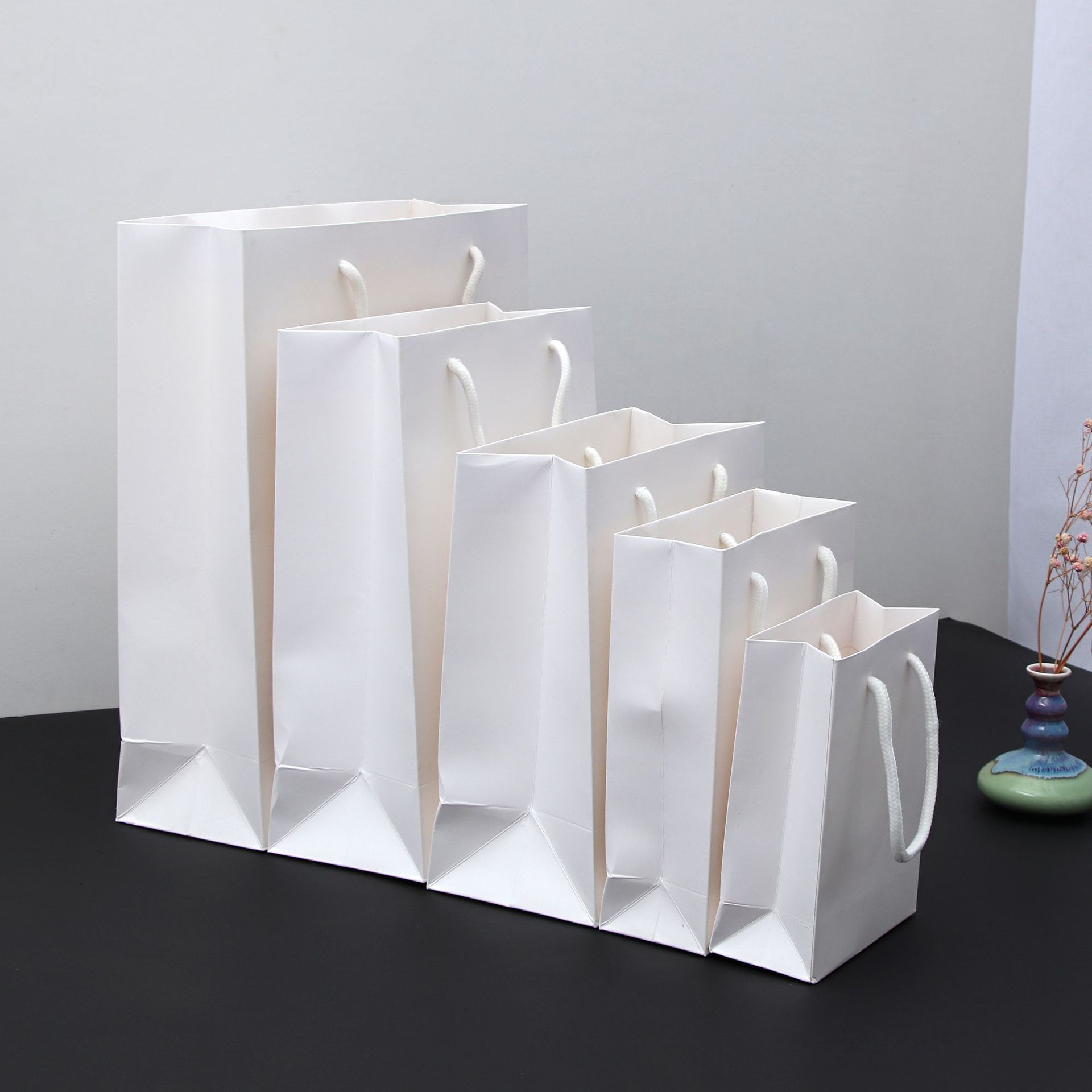 白卡纸袋服装包装手提袋 现货 印刷礼物购物袋 定做logo手拎袋