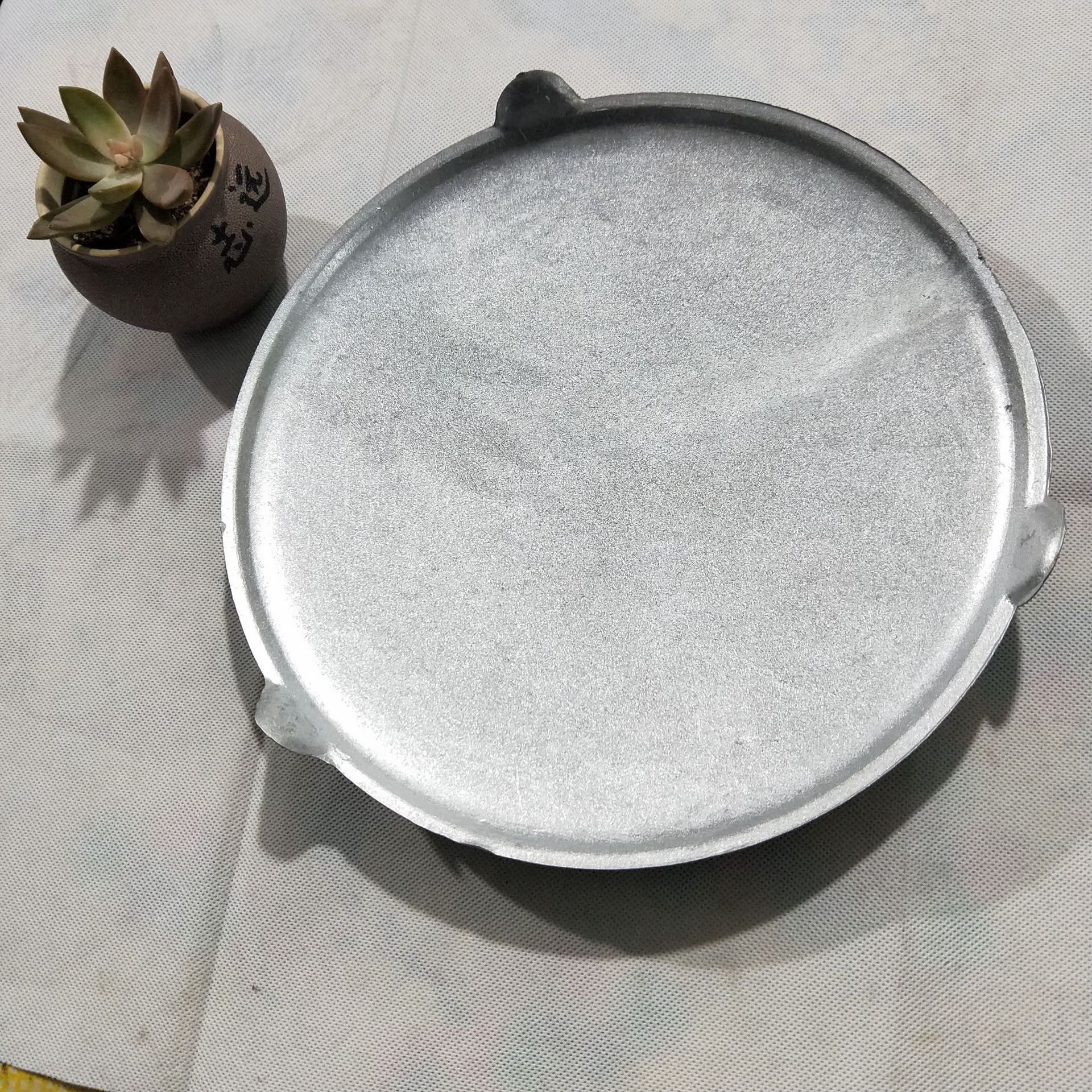 临沂市兰山区言泽酒店用品批发商行 经销批发的铝平锅,铝鏊子,铝盆,铝