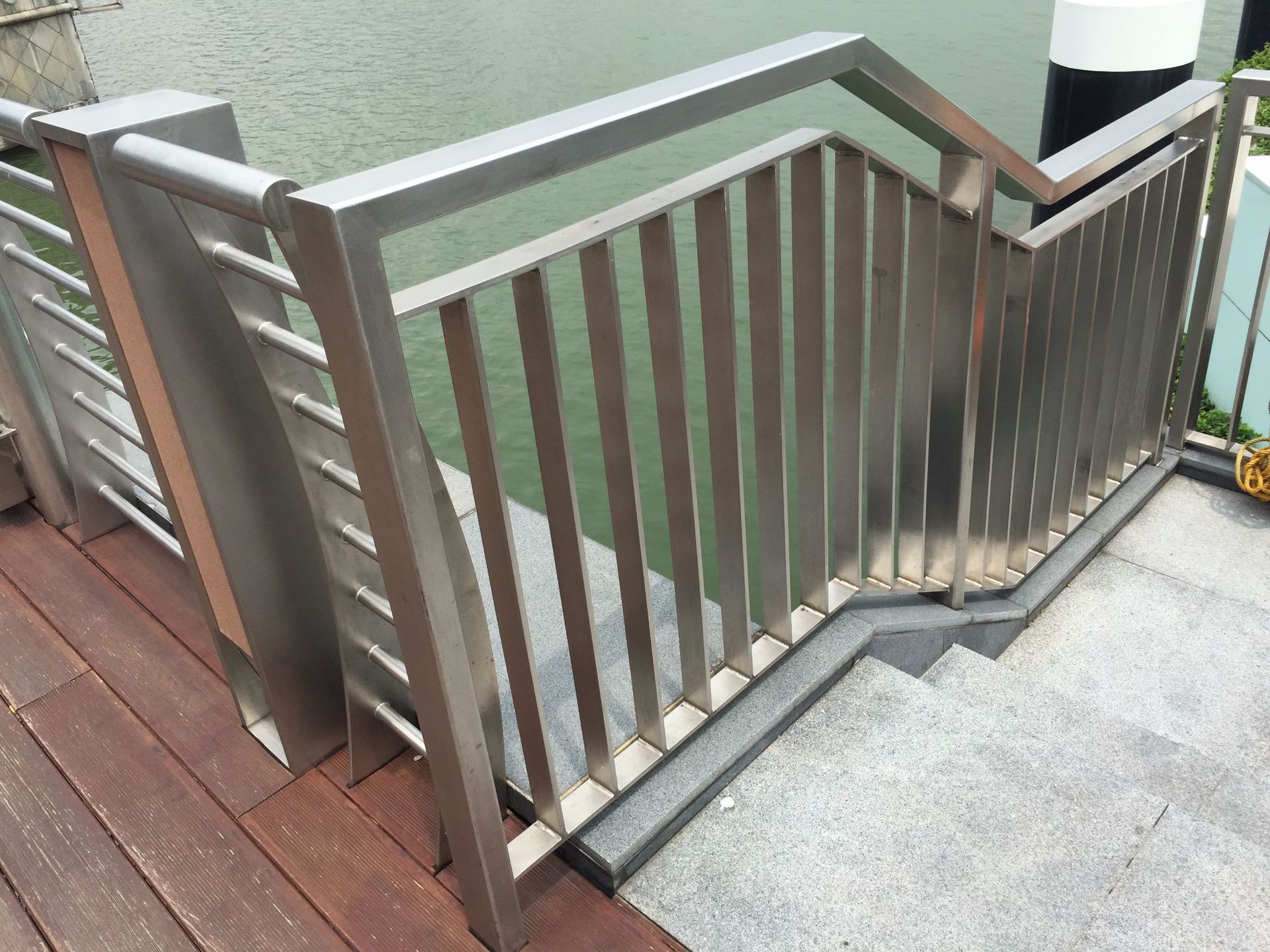 香港不锈钢栏杆订做-订做不锈钢栏河-地铁站栏杆-订做不锈钢栅栏-订做