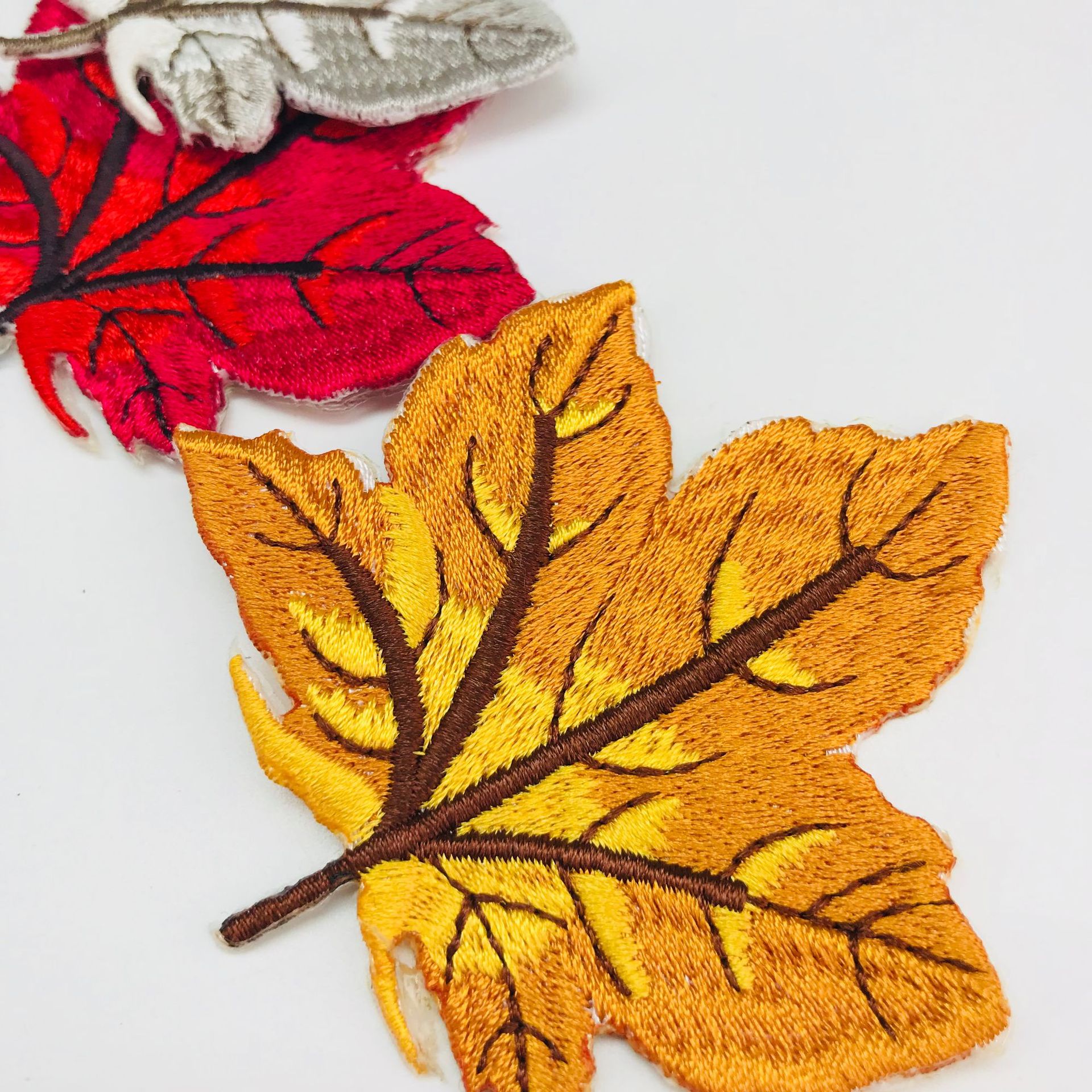厂家直销精致枫叶刺绣布贴多色 衣服包包服装辅料装饰补丁 有现货