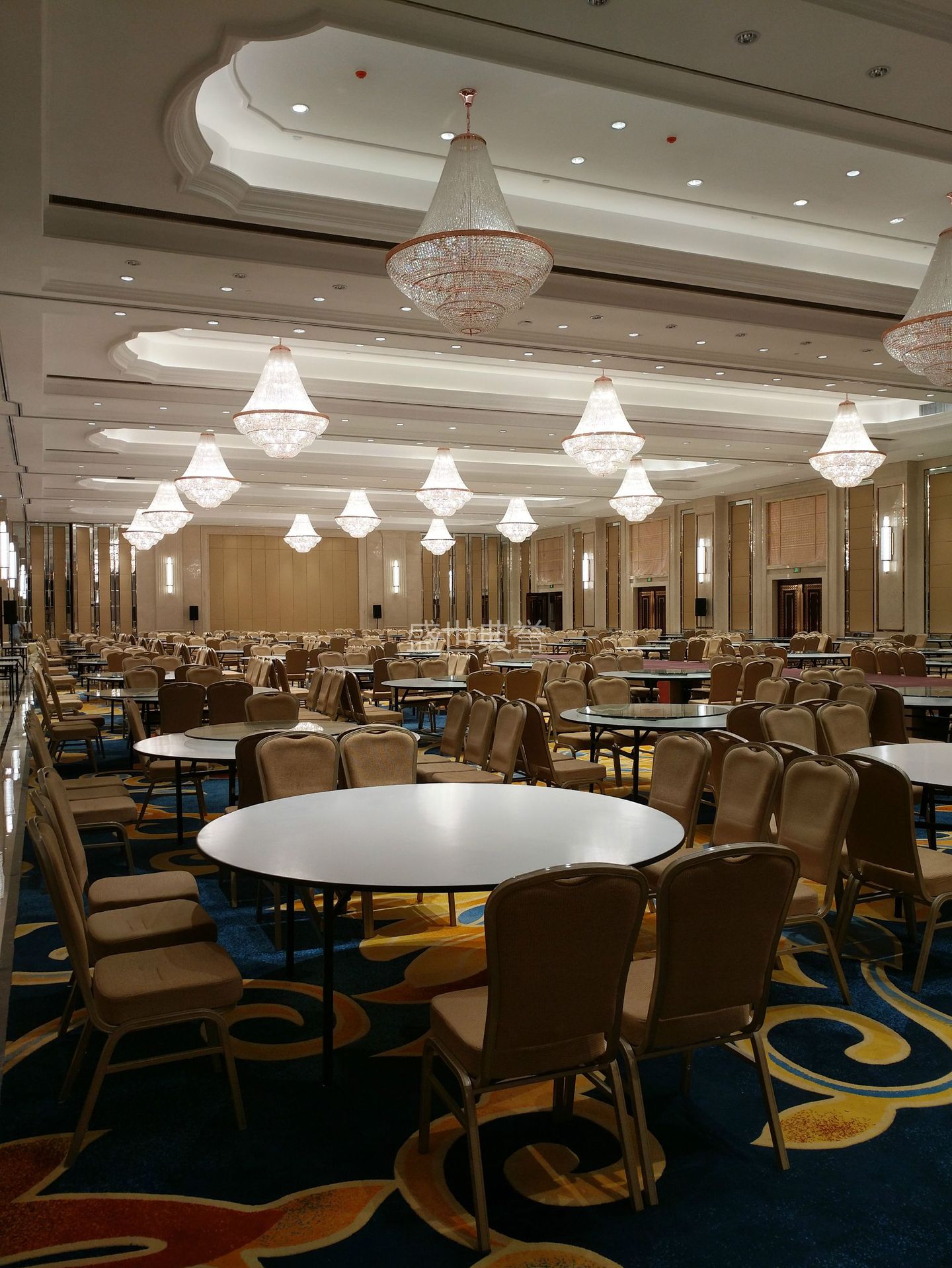 杭州五星级度假酒店宴会餐桌椅 连锁酒店宴会厅铝合金餐椅