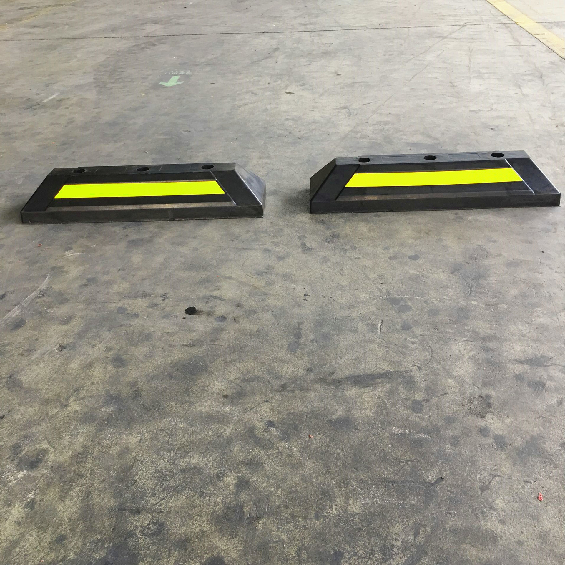 供应宏桥橡胶定位器止退器挡车器车挡停车场设备车位专用