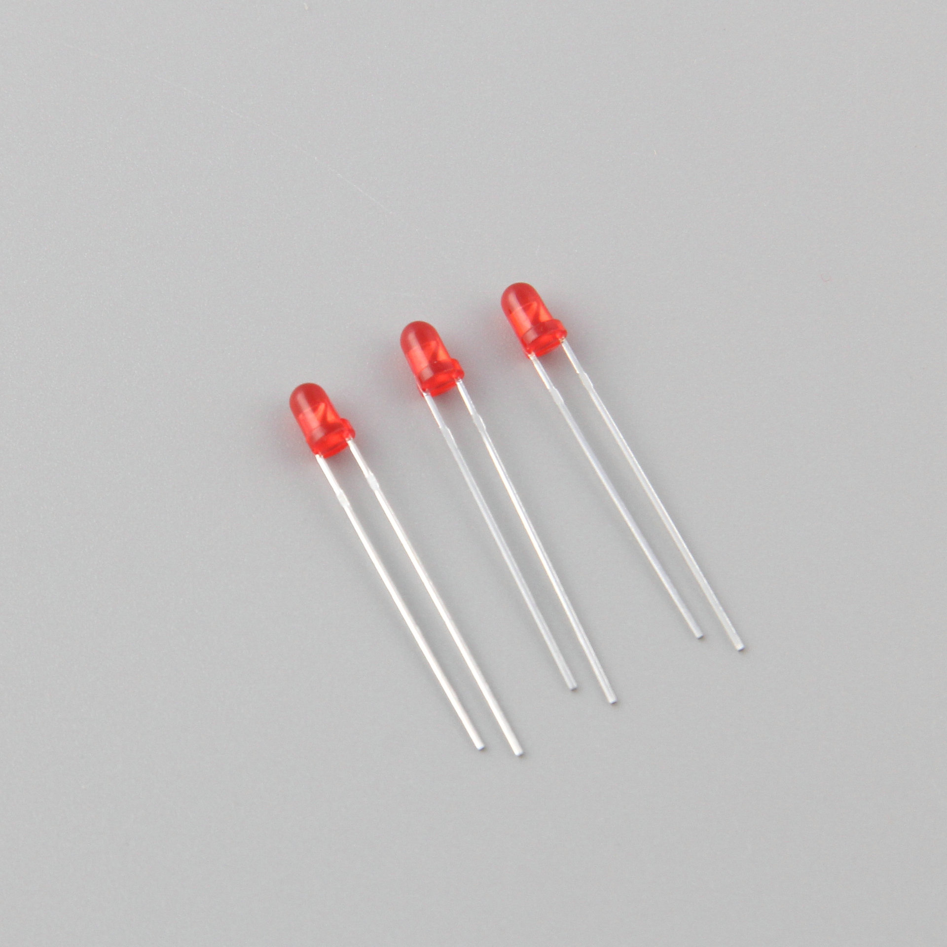 供应3mm圆头有边雾状红发红超亮长脚 环保led直插灯珠发光二极管