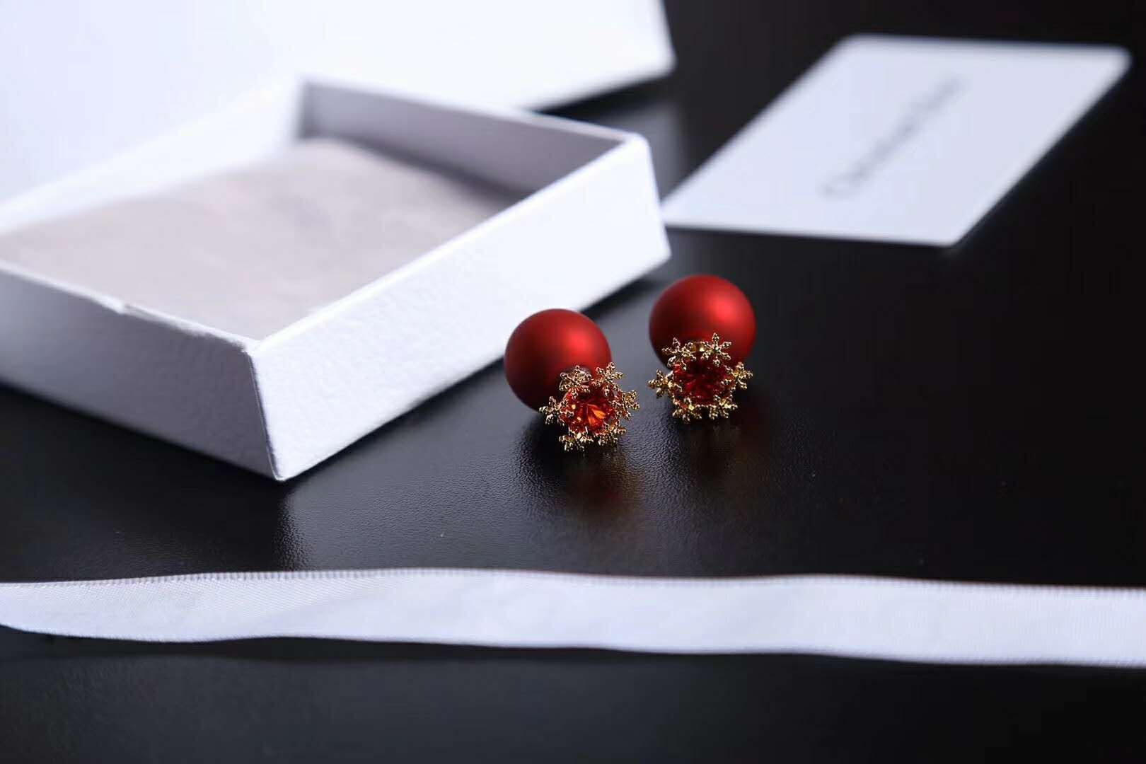 开年红幸运红耳钉 镶嵌红色钻石雪花的幸运红球1.10