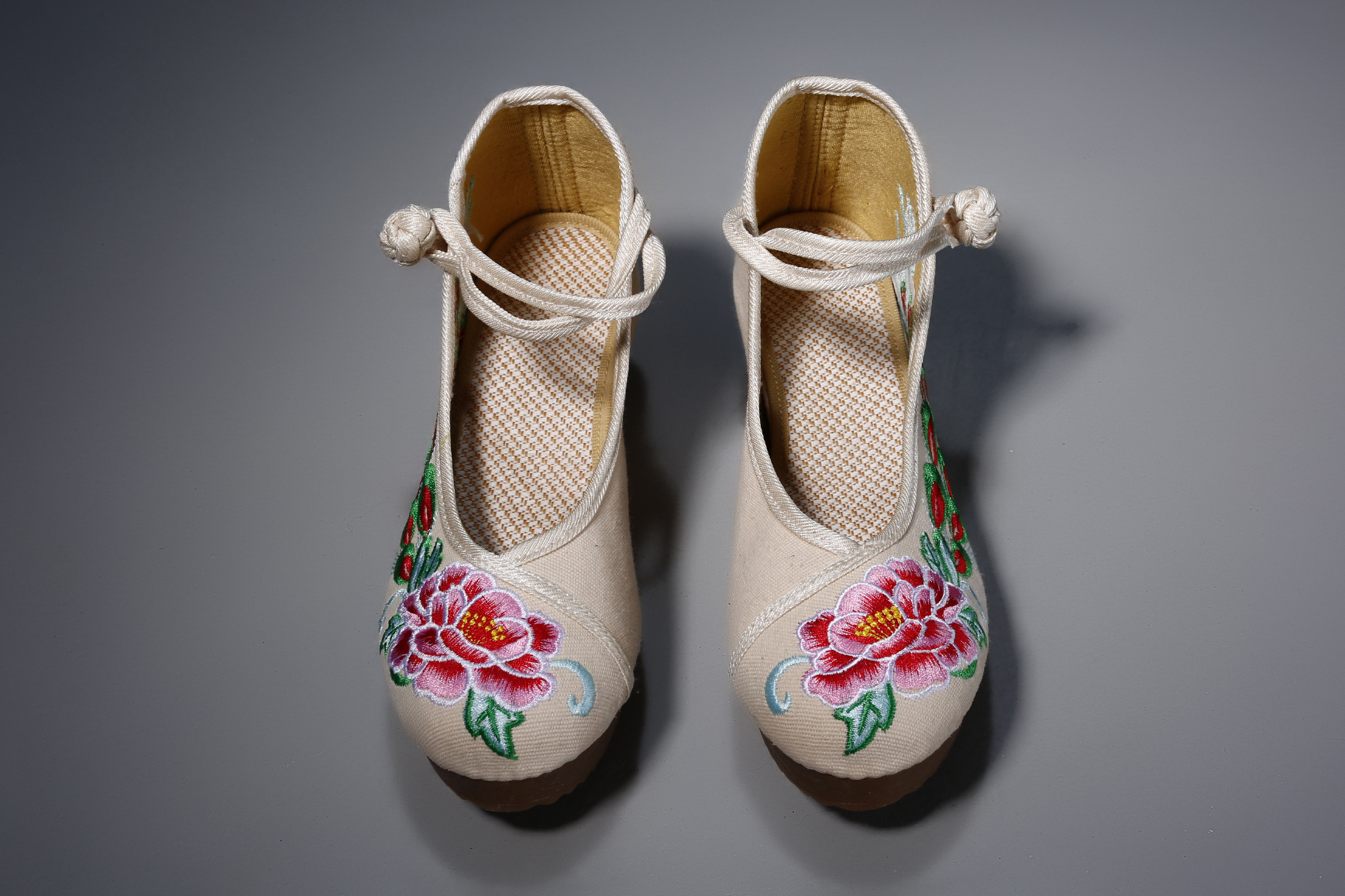 新款民族风绣花鞋 红色刺绣单鞋坡跟汉服女鞋内增高婚鞋舞蹈布鞋