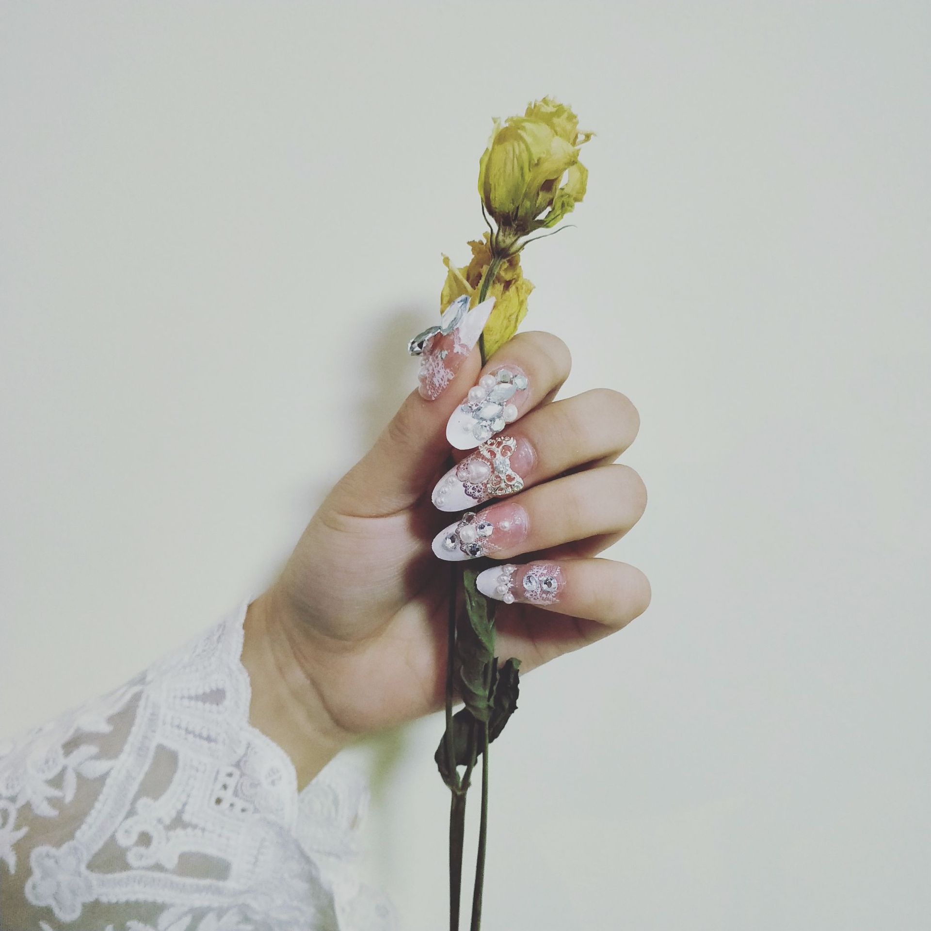 新款新娘雕花珍珠美甲 3d成品奢华美甲 法式长款立体雕花美甲