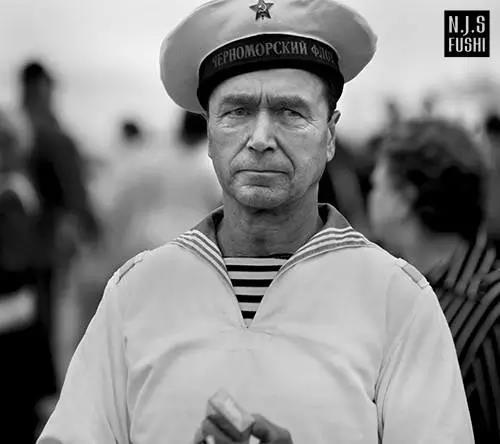 法国海军将这款棉布衫定为海军制服的一种 青春帅气的法国水手们成了