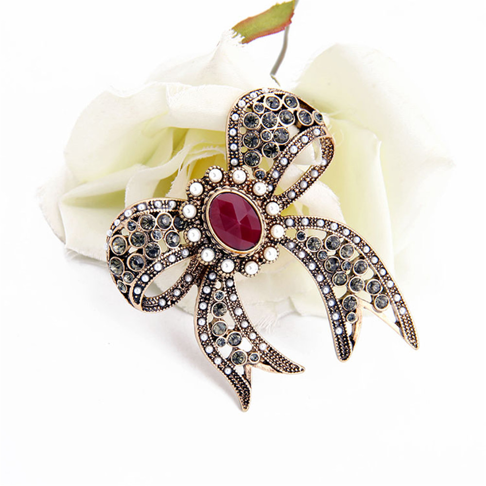 跨境专供 时尚潮流饰品领带古镂空珍珠宝石蝴蝶结吊坠女士胸针