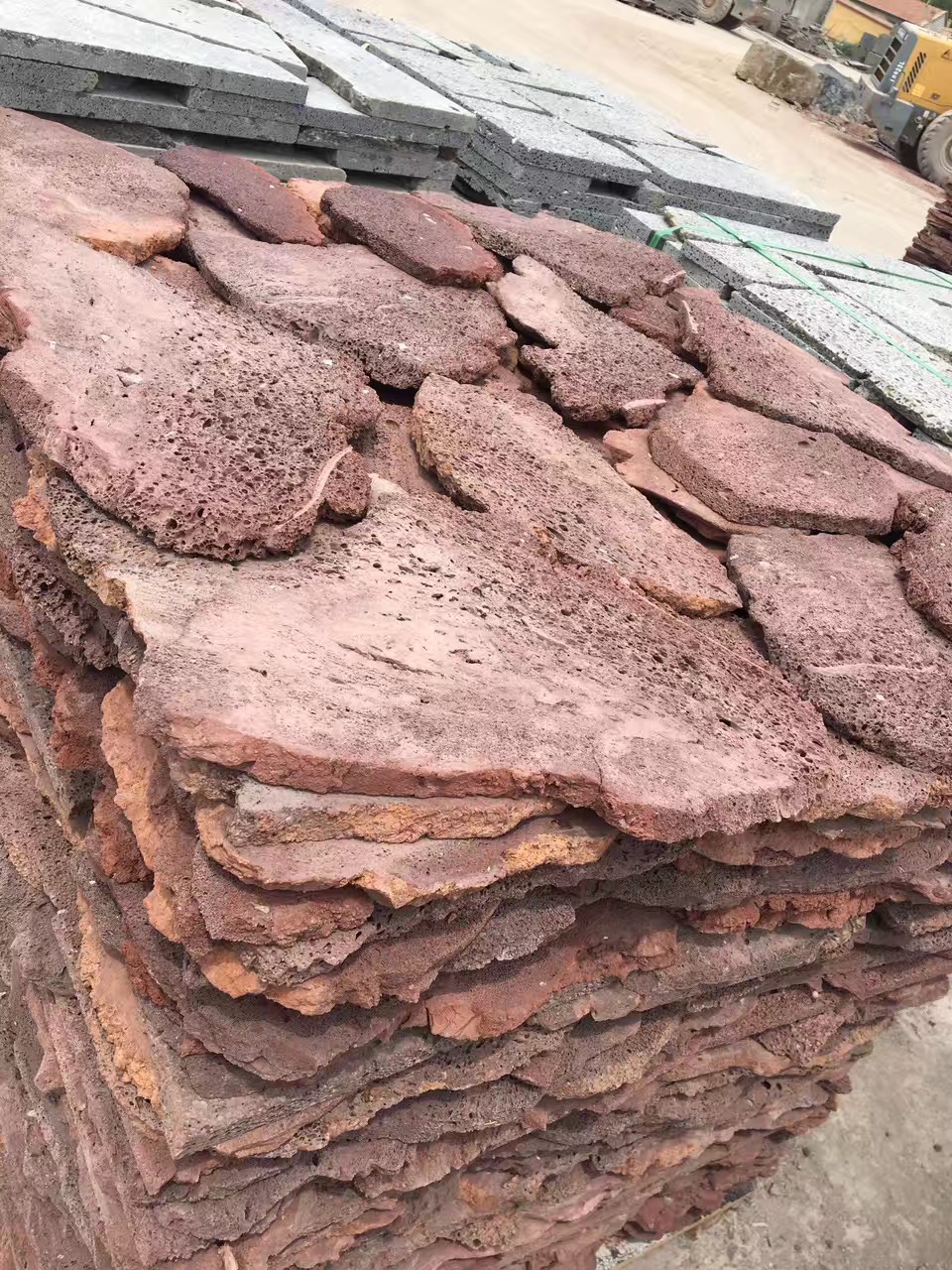 加工订做灰色红色 火山石板 红火山岩切片 对破红火山石板