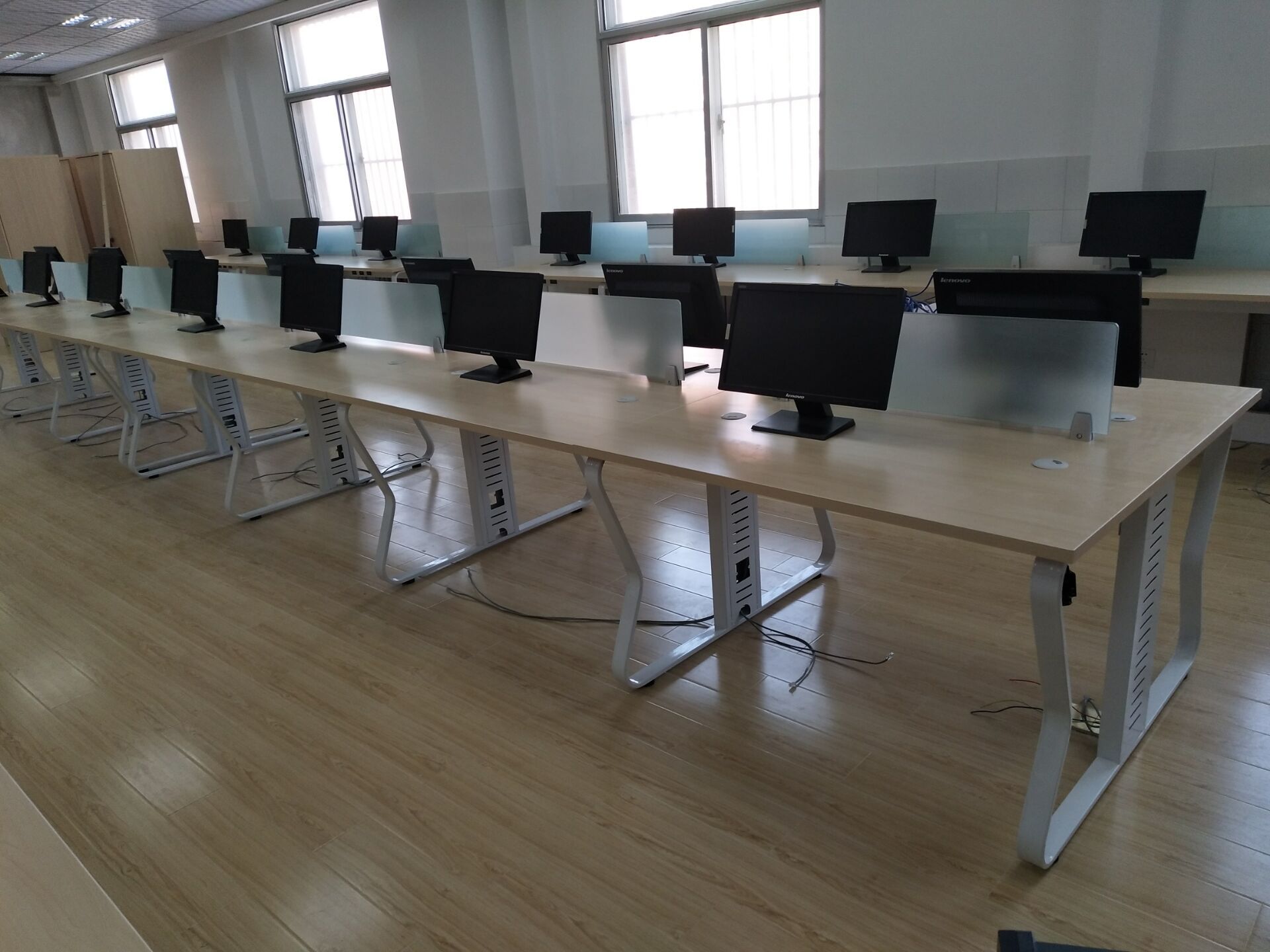 工厂批发新款学校机房微机室电教室语音教室云机房电脑桌