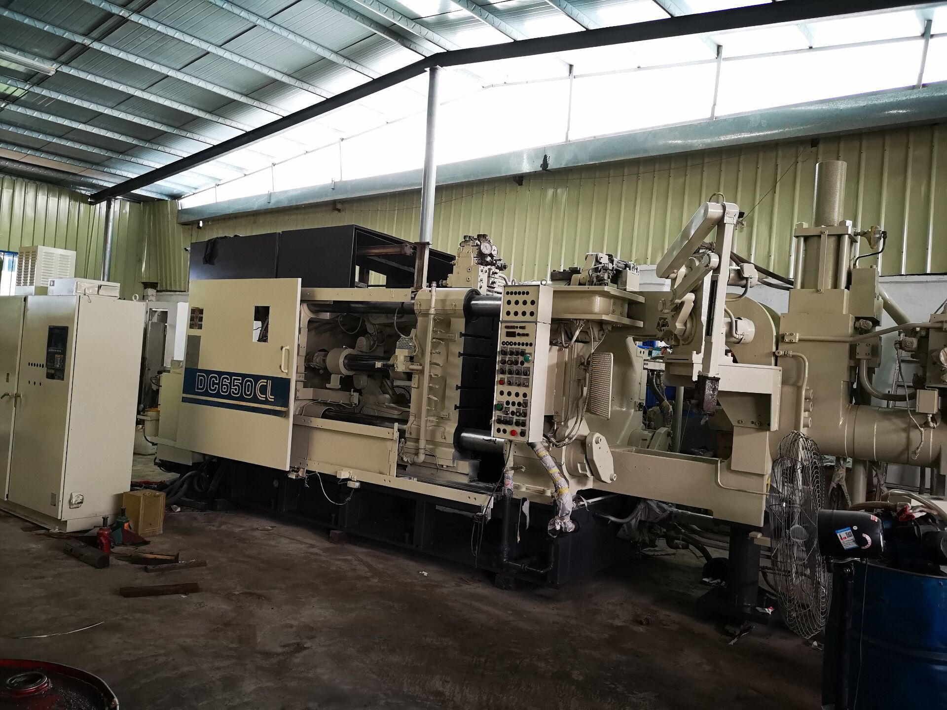 东芝压铸机_压铸机工厂转让东芝原装650吨双抽杆精密高配压铸机