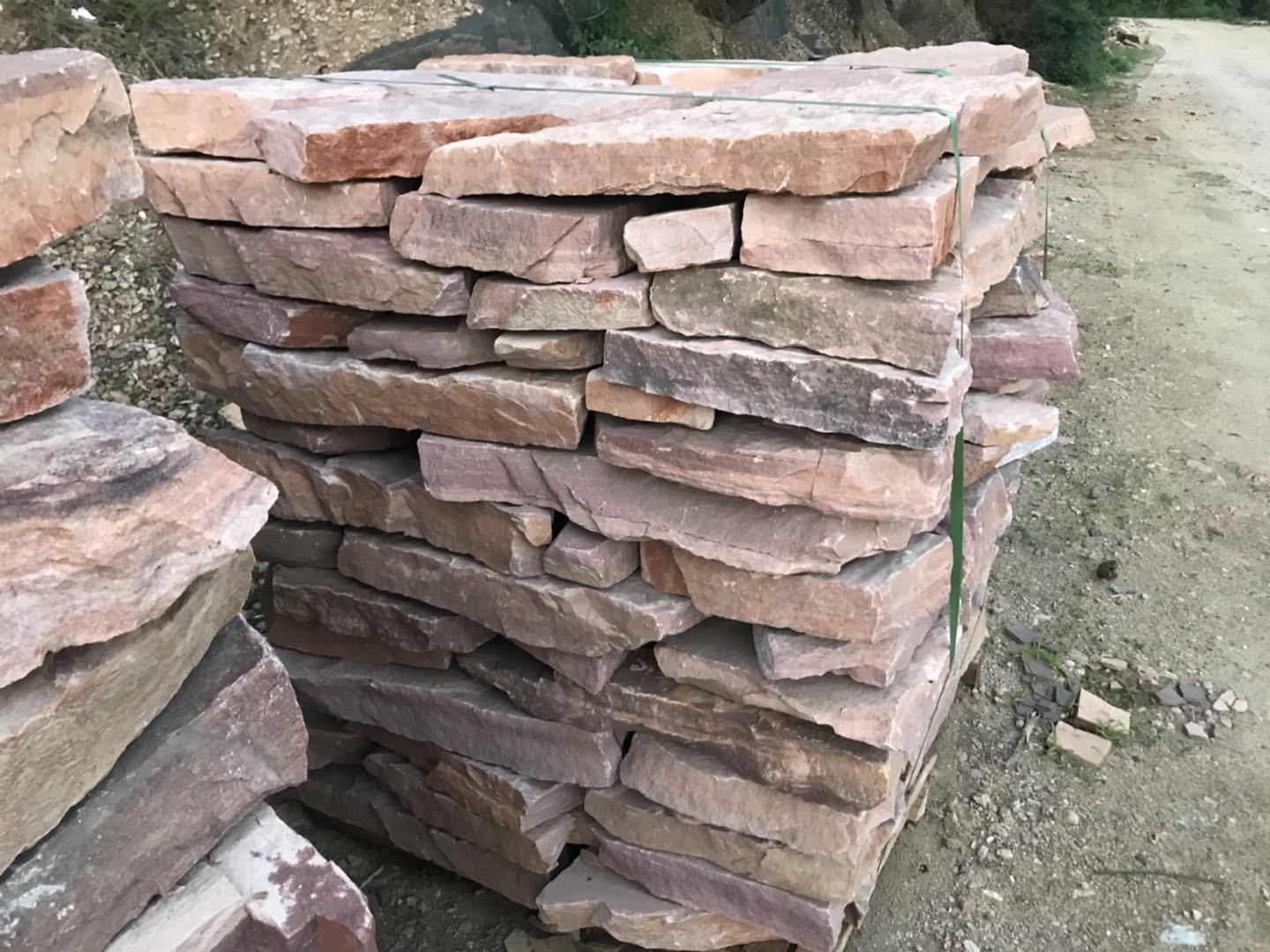 粉红色不规则乱形石 红砂岩铺地墙面石板 乱形碎拼石景观垒墙片石