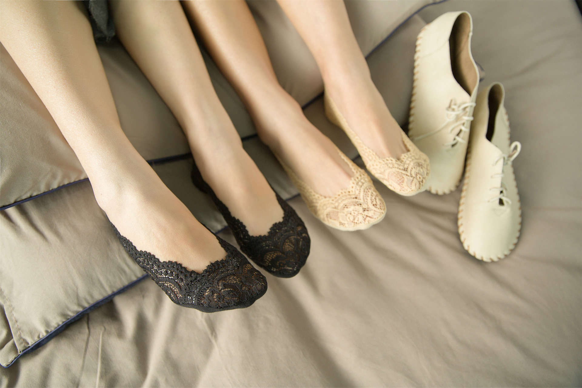 夏季新款女冰丝船袜硅胶防滑棉底一圈硅胶冰丝袜玫瑰花底女隐形袜