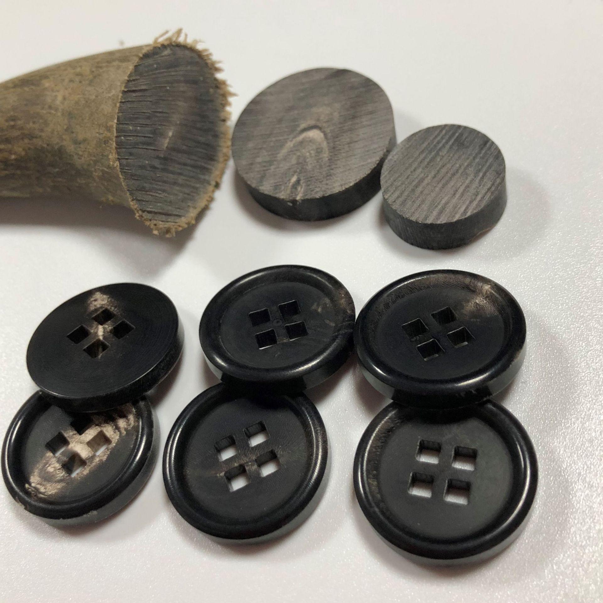 厂家直销天然真牛角扣西服大衣风衣扣子四眼圆边细边纽扣定作logo