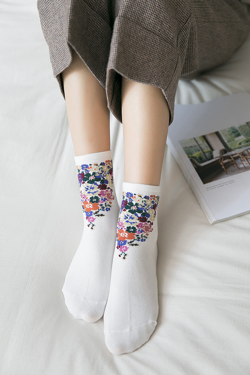 秋季创意个性新品女袜 港风全棉花朵女士中筒袜子 时尚女袜批发