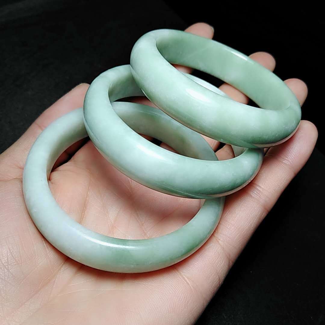 精美玉器贵州翠手镯 莹润浅白飘绿贵州翠玉玉手镯厂家批发