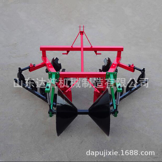 该机采用方管焊接整体式刚性机械架为主体,配以角度调试圆盘起垄器.