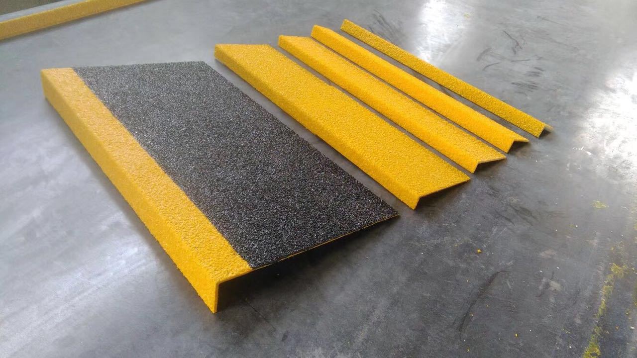 供应玻璃钢防滑条,铺砂防滑条板,楼梯踏步防滑产品金刚砂耐磨