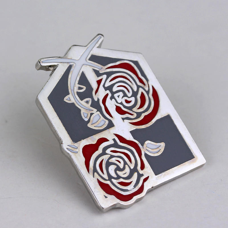 wish热卖动漫周边进击的巨人驻扎兵团标志合金滴油胸针玫瑰花徽章