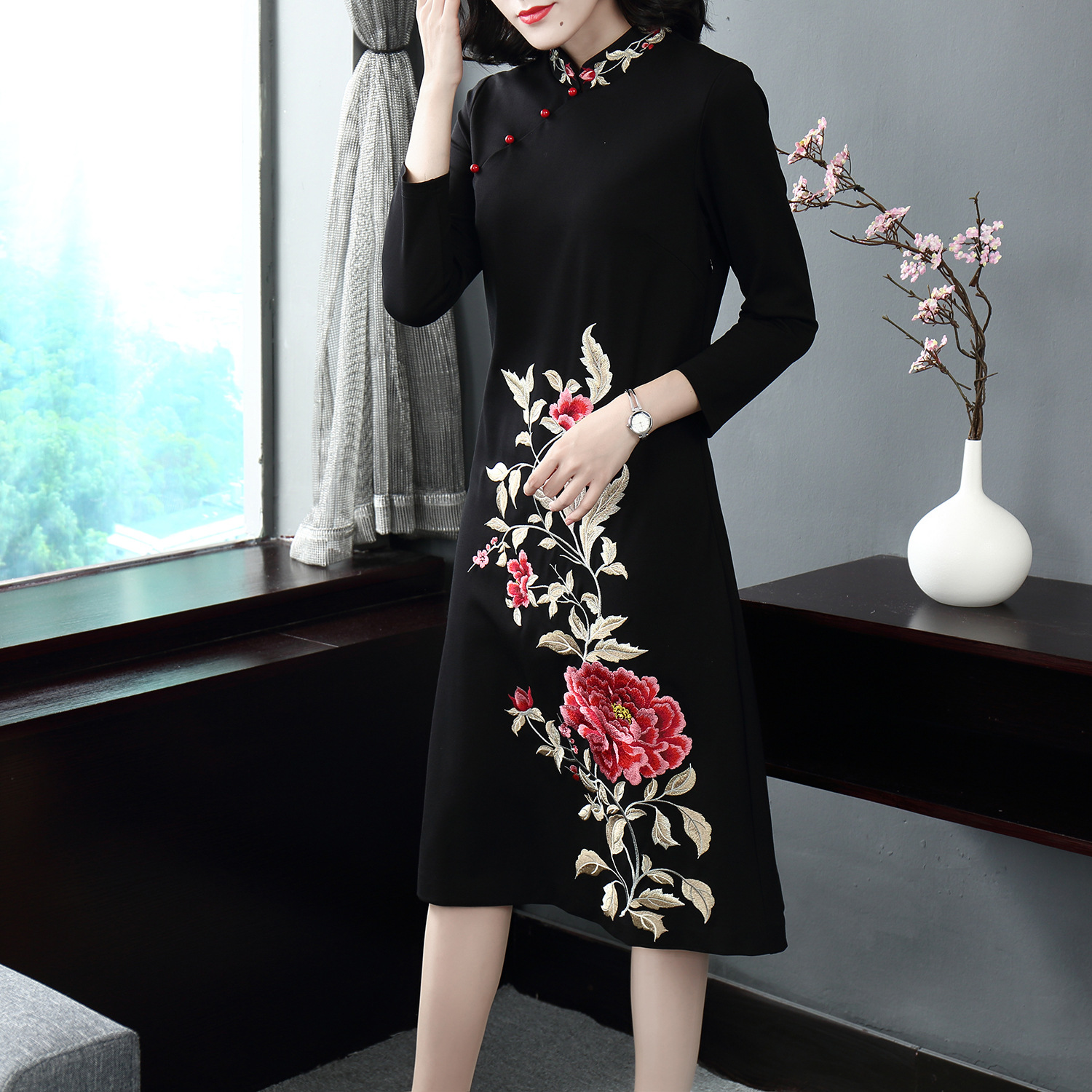 复古刺绣连衣裙2018秋冬新品立领斜扣收腰显瘦绣花中长款裙r80125