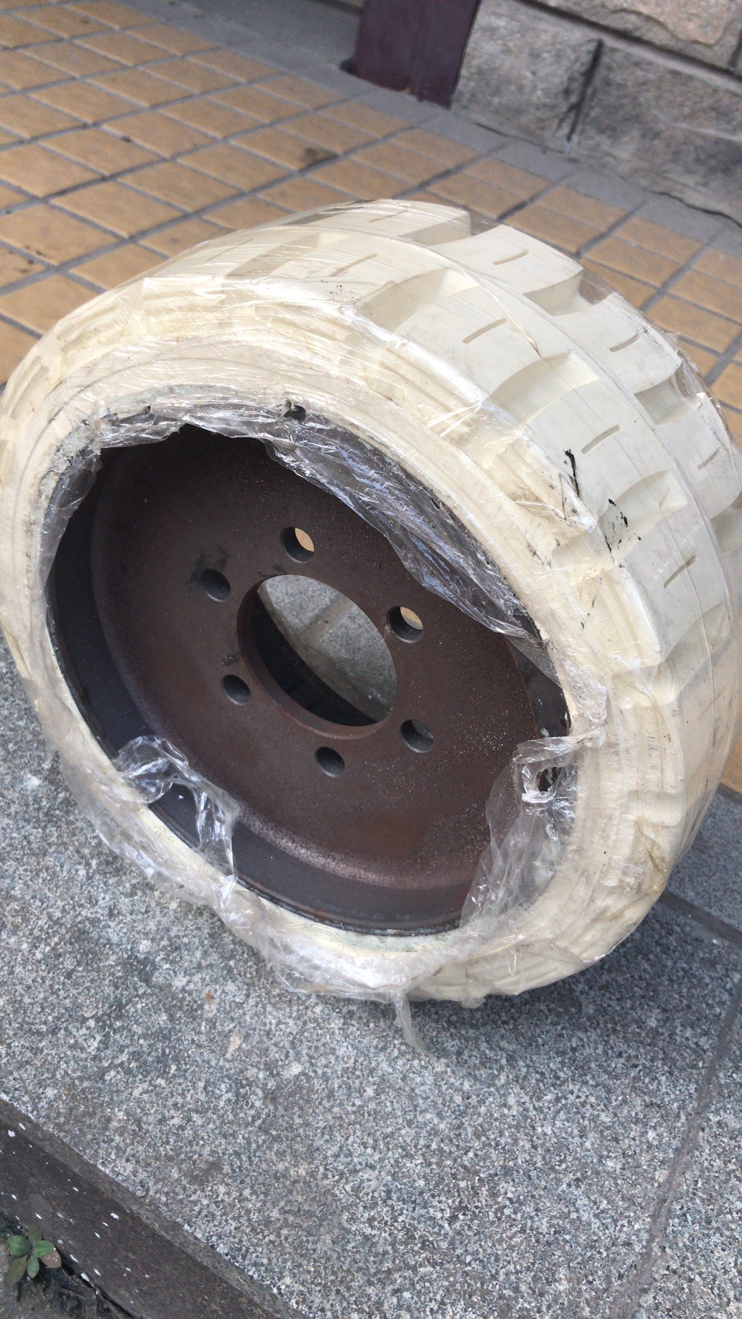 杭州电叉a10前,后环保白色实心轮胎