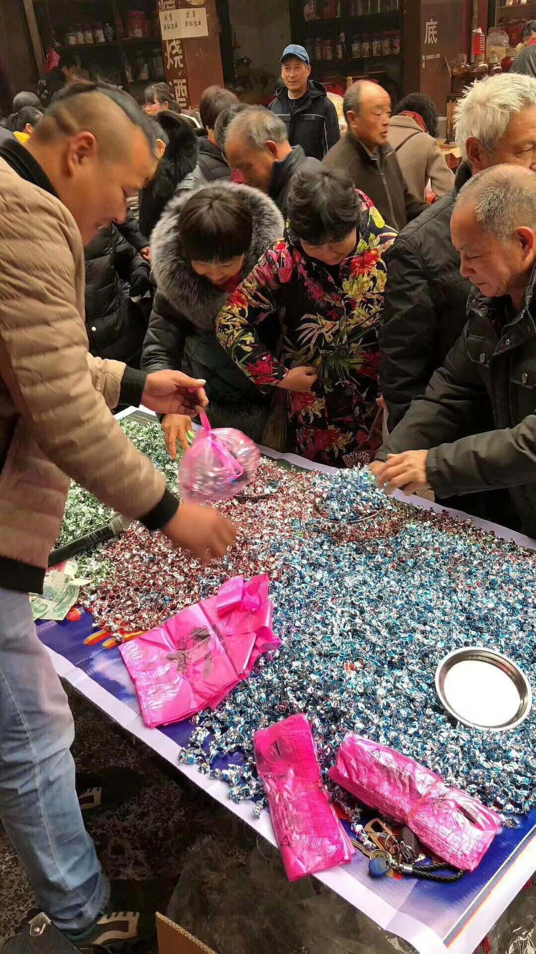 厂家批发五香麻辣牛肉粒 跑江湖地摊热卖产品