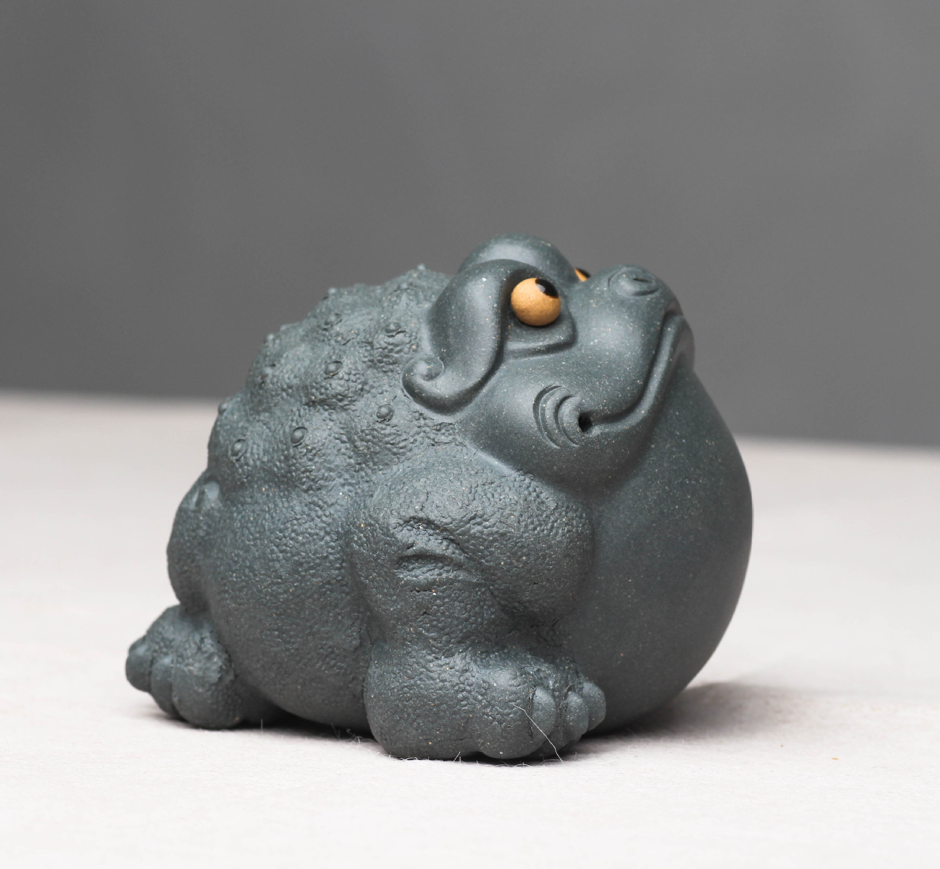 批发宜兴紫砂茶宠三足金蟾蜍求财金蟾摆件雕塑茶具配件工艺品定制