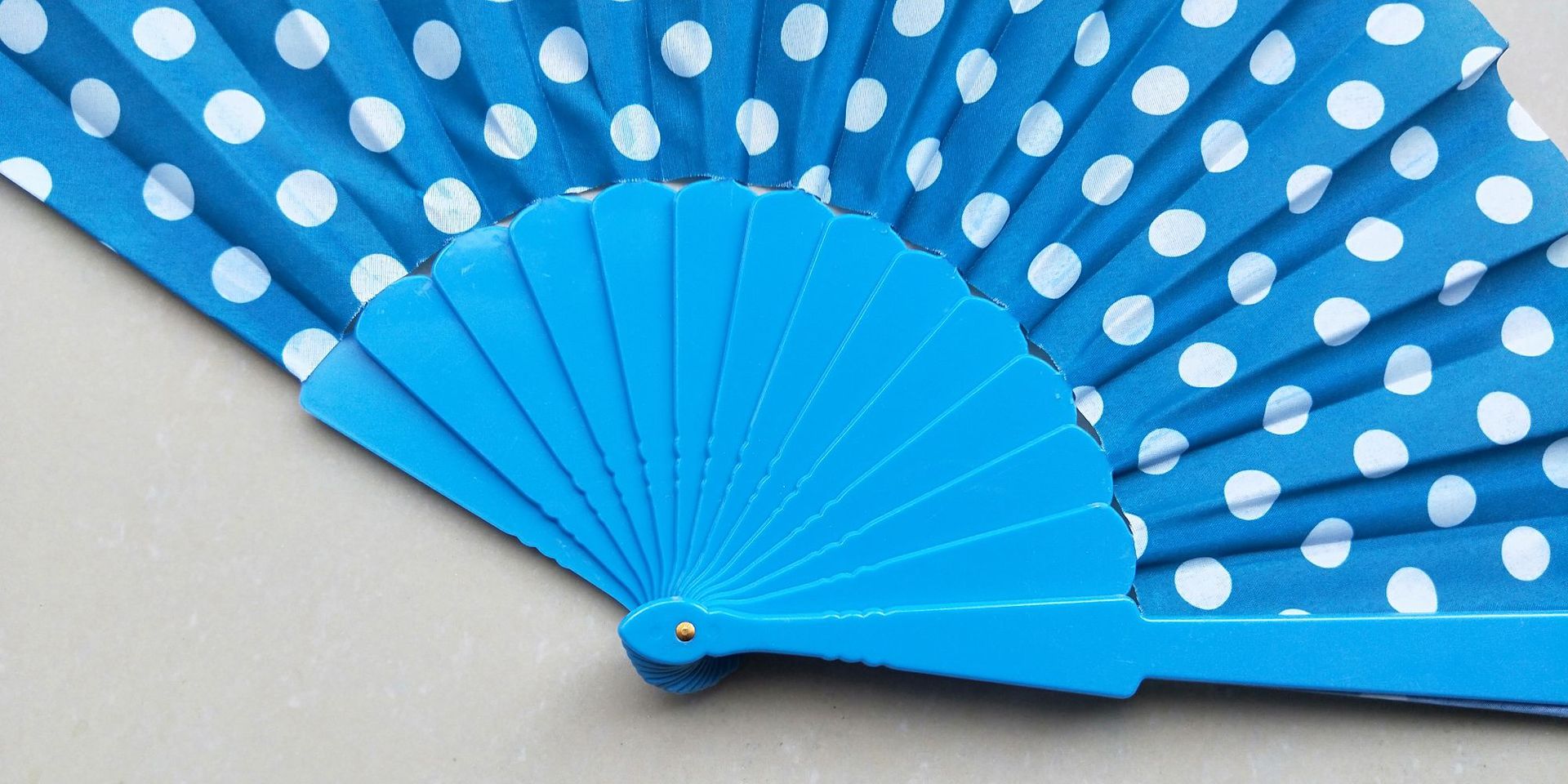 现货跨境糖果色塑料骨扇子 波点圆点折扇 易开易合小孩折扇